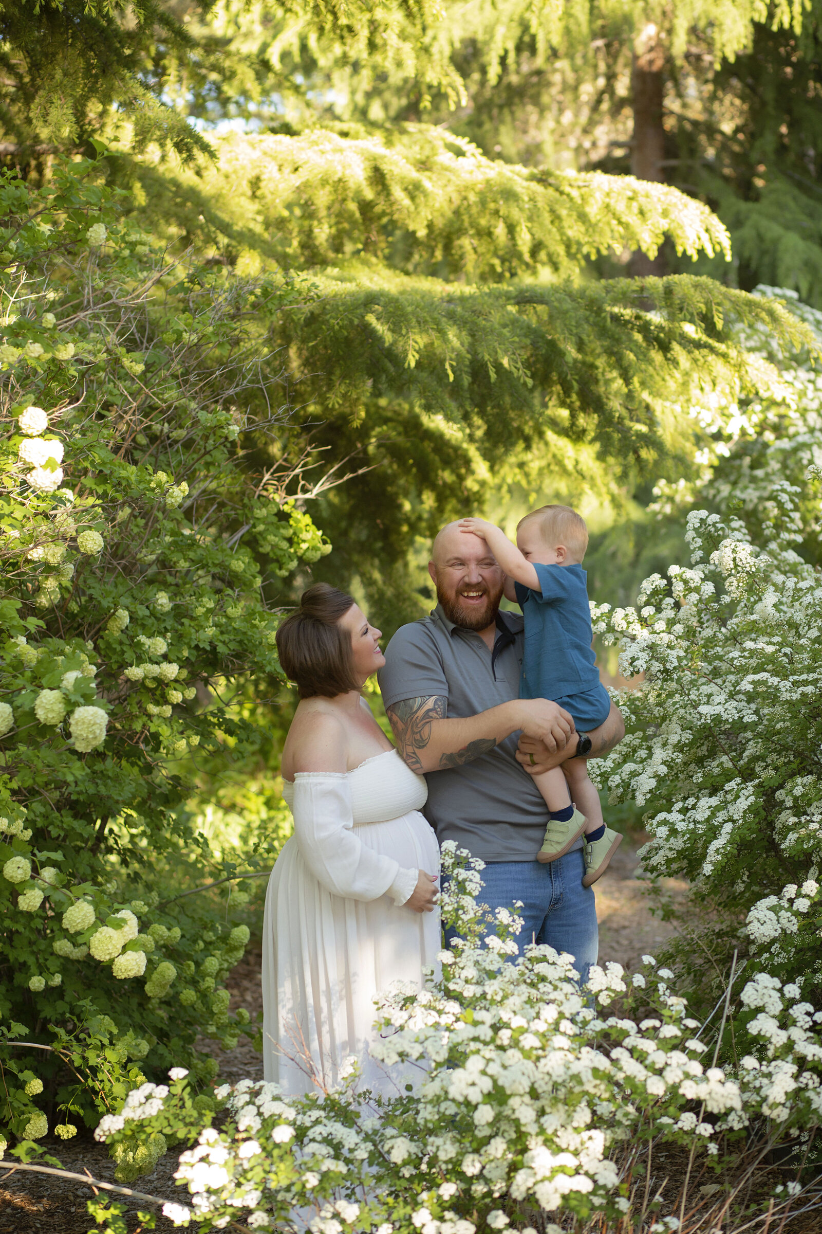 Maternity-spring-time-session-with-white-flowers