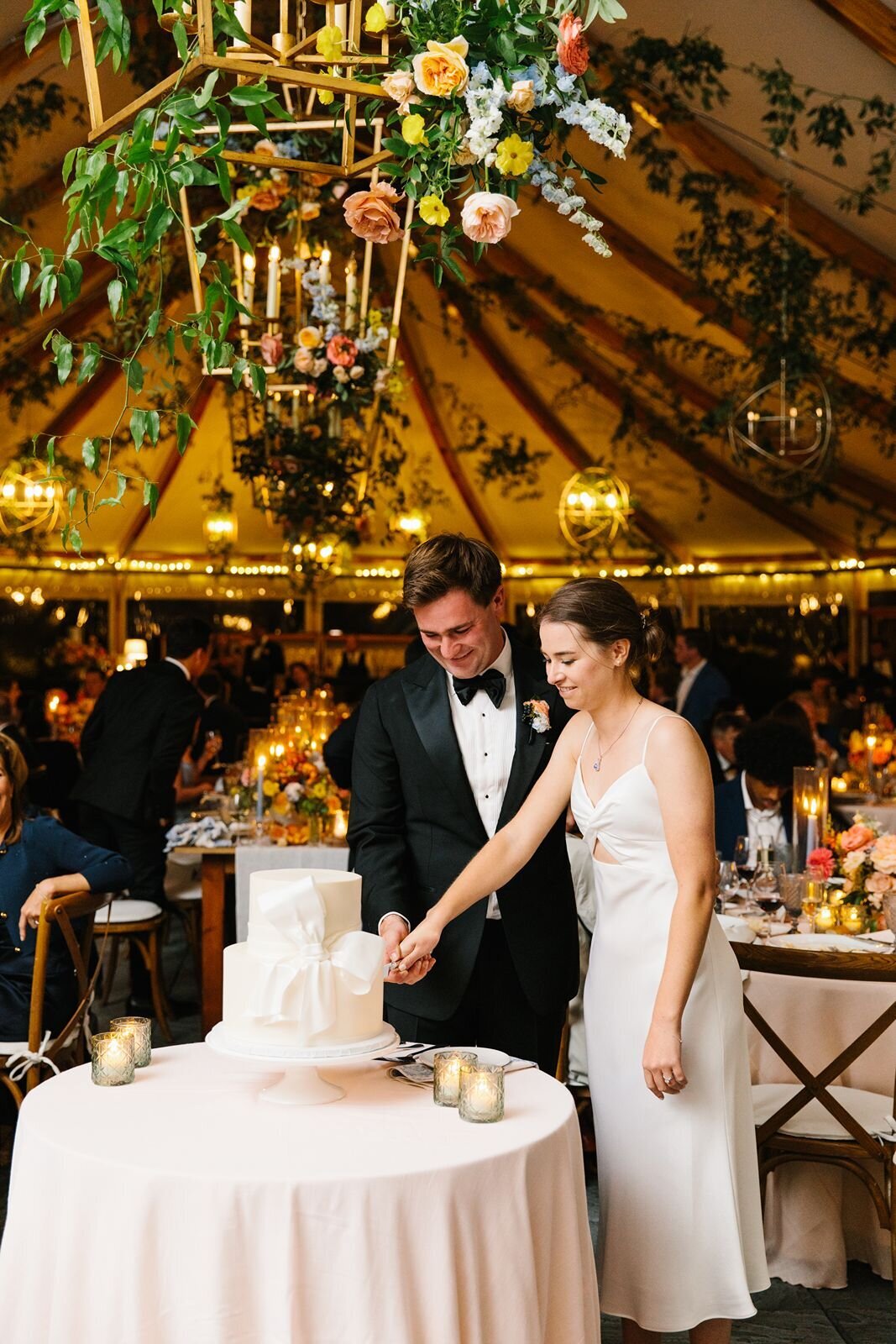 leila-james-events-newport-rhode-island-luxury-wedding-planner-castle-hill-inn-venue-erin-mcginn-wedding-photographer-bright-florals-CH1116 copy