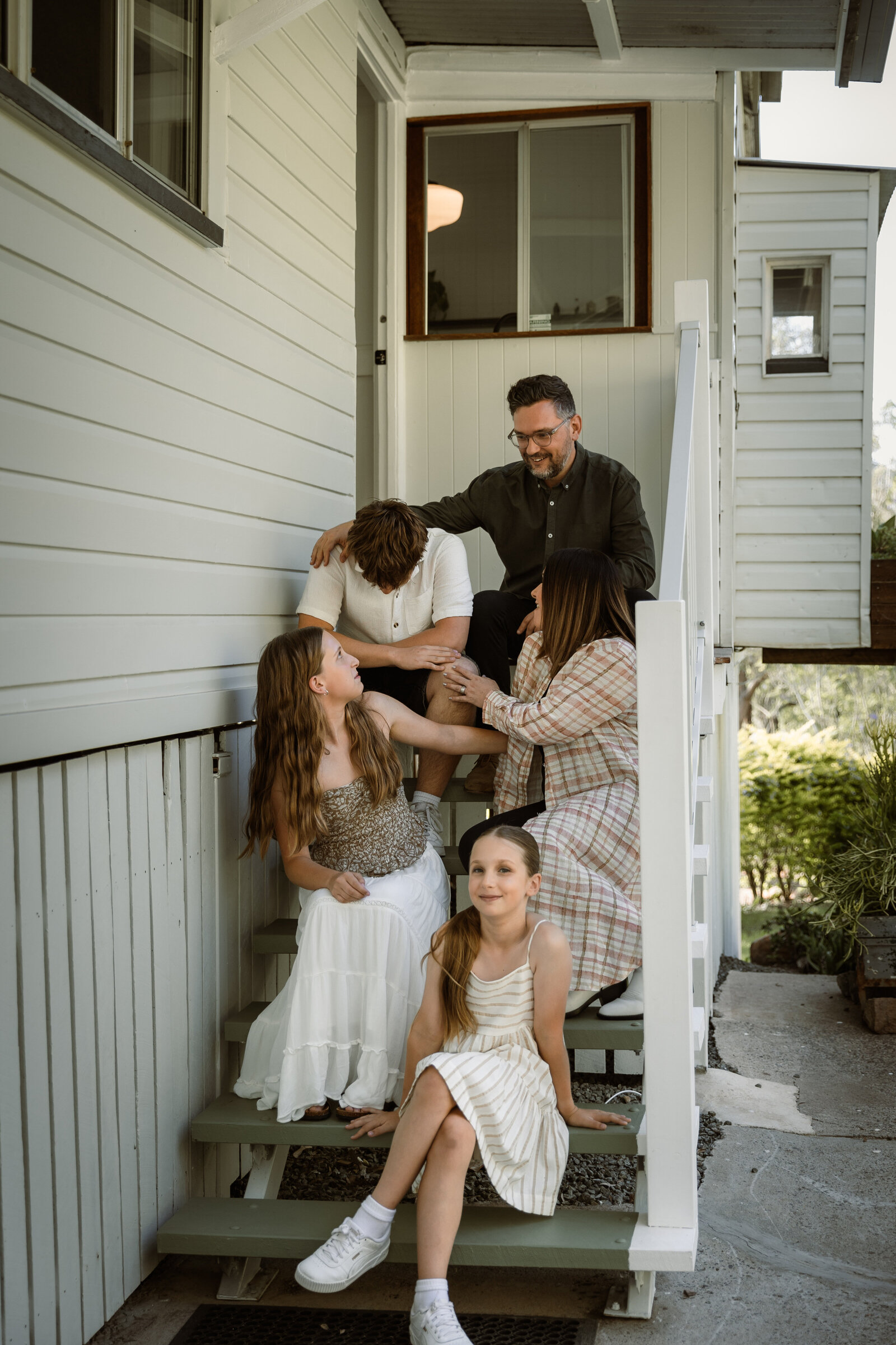 mt berryman family photos at queenslander home on the steps