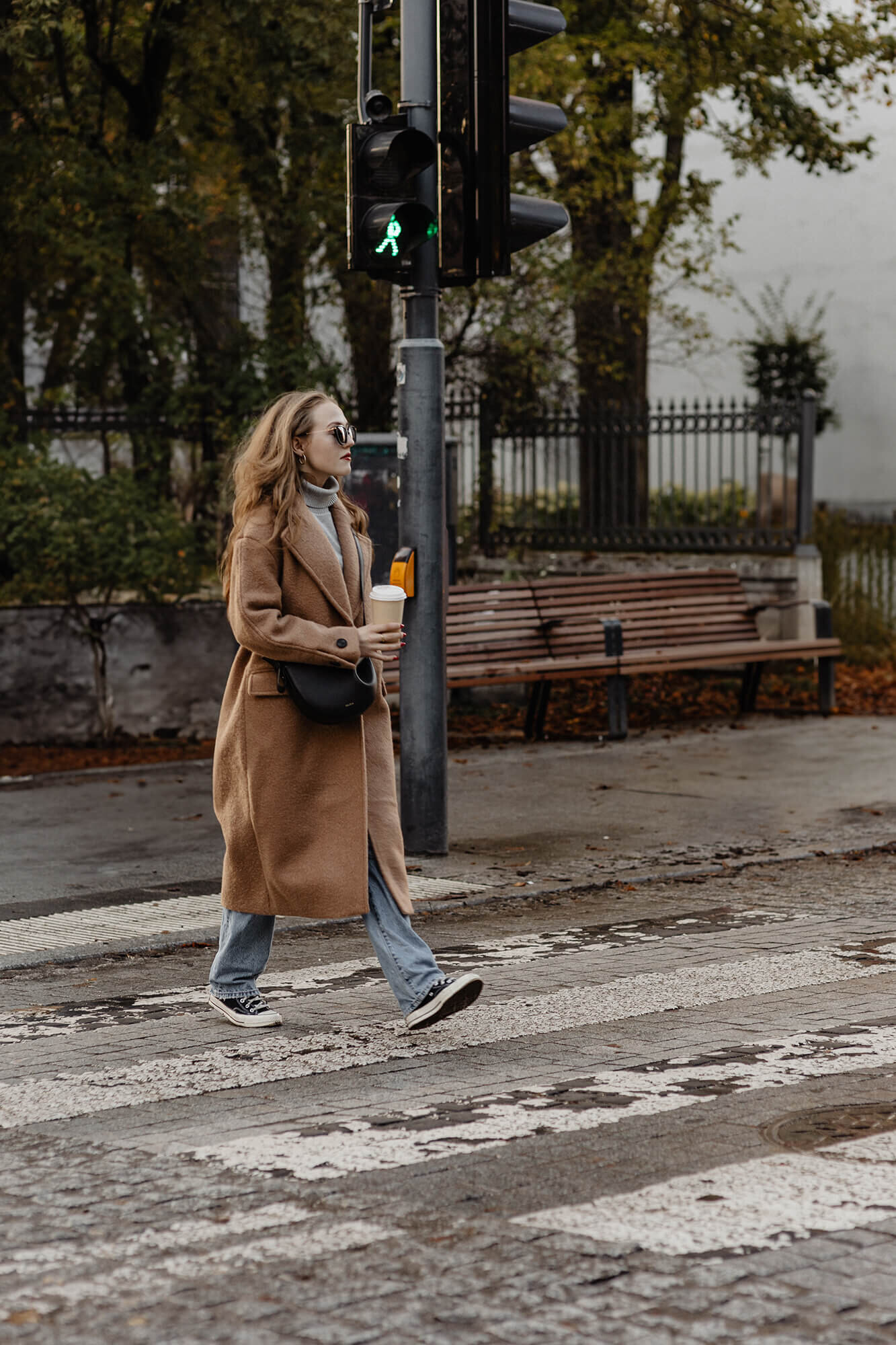 kaboompics_city-chic-in-autumn-casual-fall-outfit-fashion-trends-33475