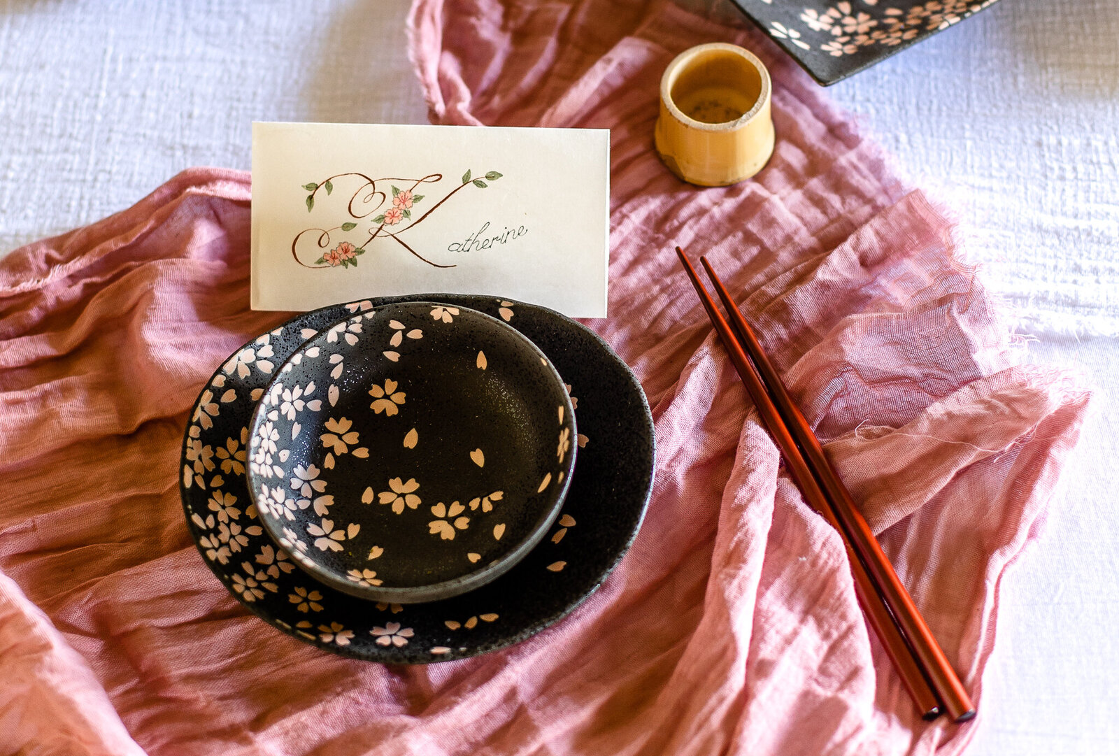 Place card with illustrated calligraphy twinning as cutlery holder