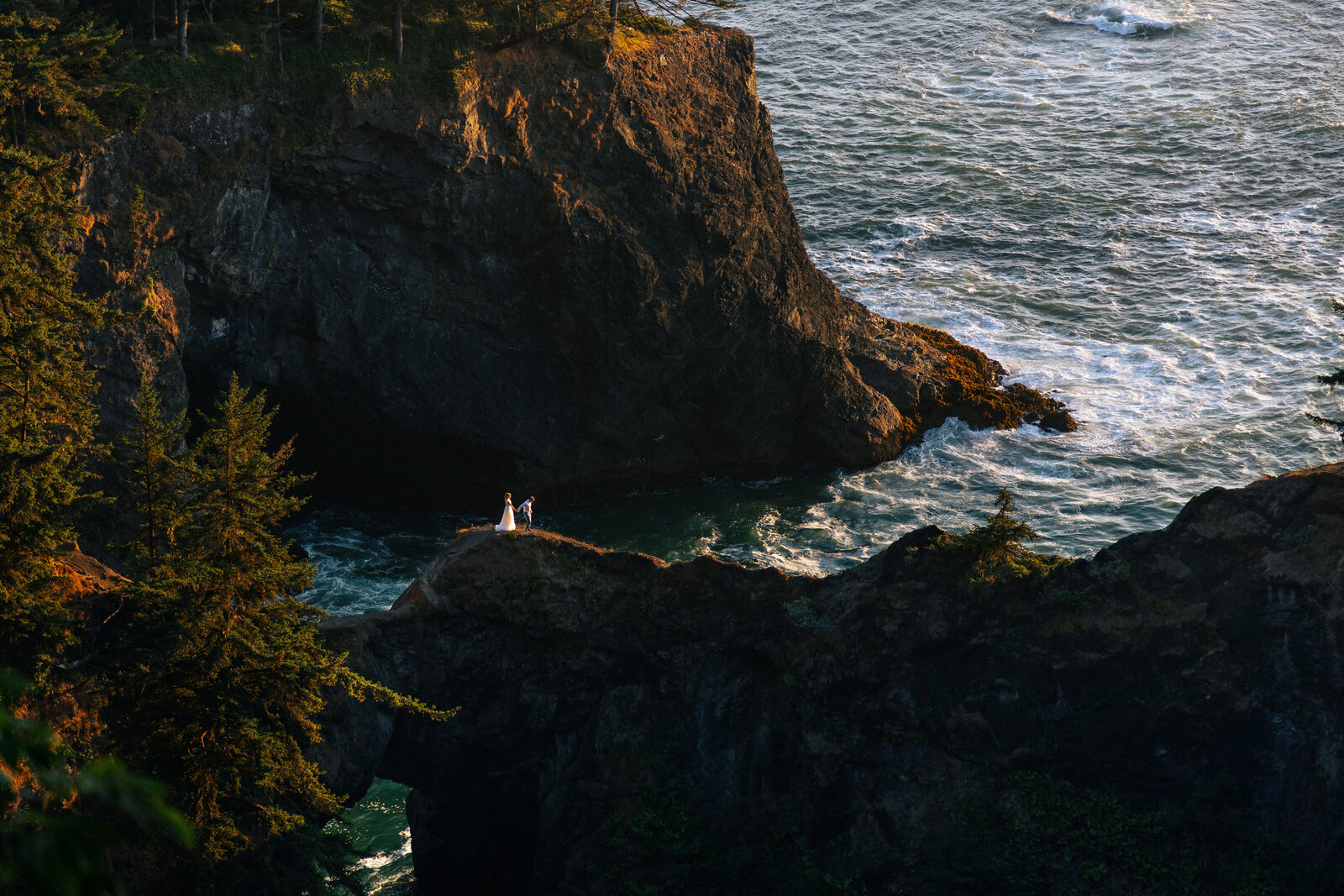 oregon-elopement-photographer-wild-elopement-photography-cliffside-love