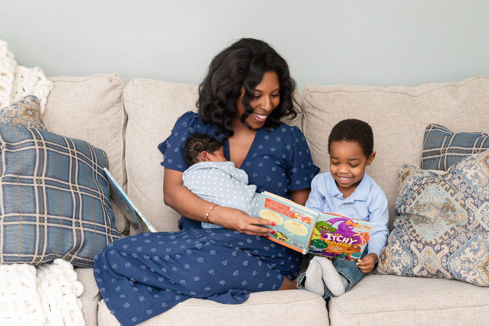 mom-reading-to-kids-new-jersey-newborn-photographer