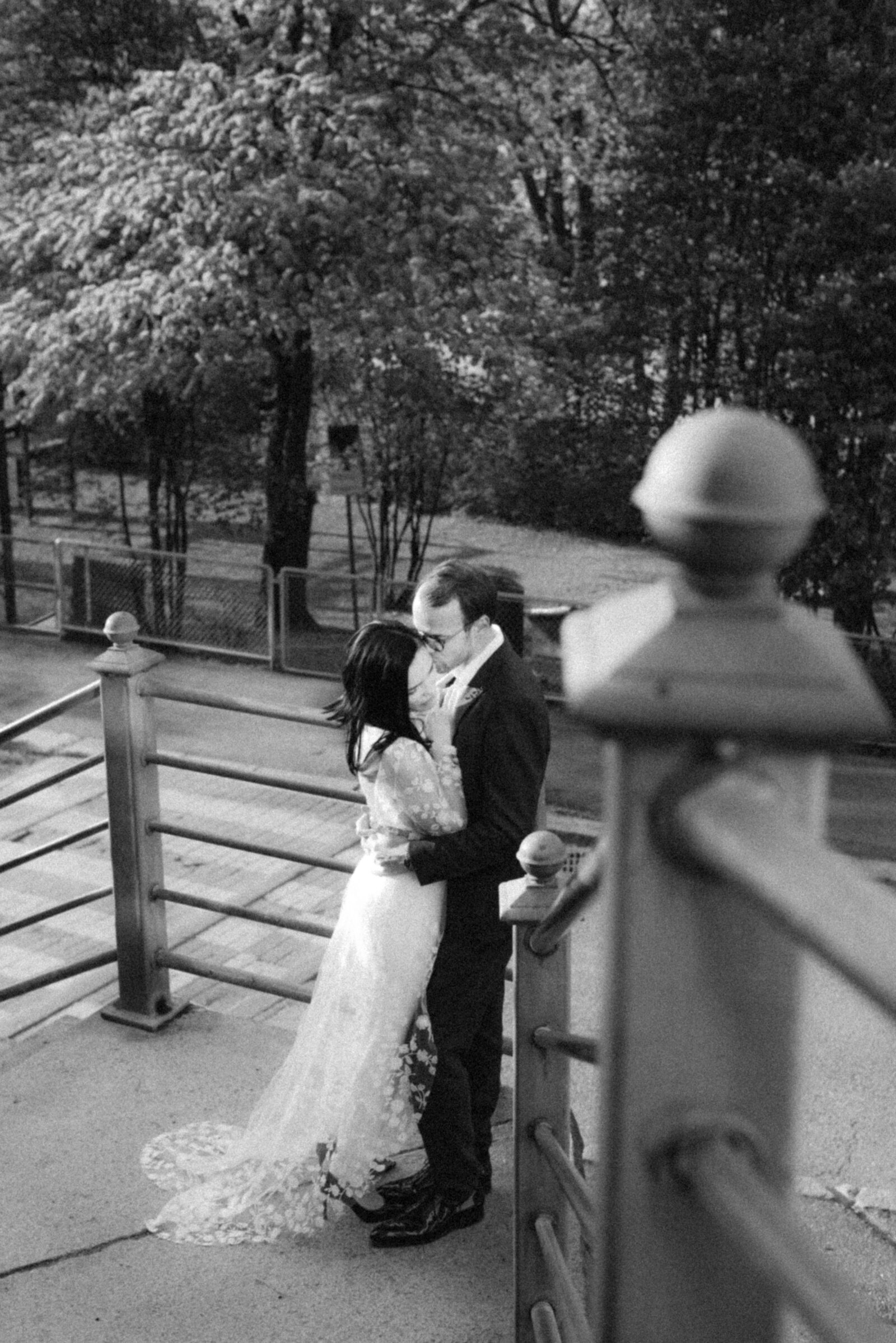 hääkuvaaja Hannika Gabrielssonin ikuistama romanttinen hääkuva, jossa hääpari seisoo portailla. Sulhanen nojaa kaiteeseen ja hääpari halaa.