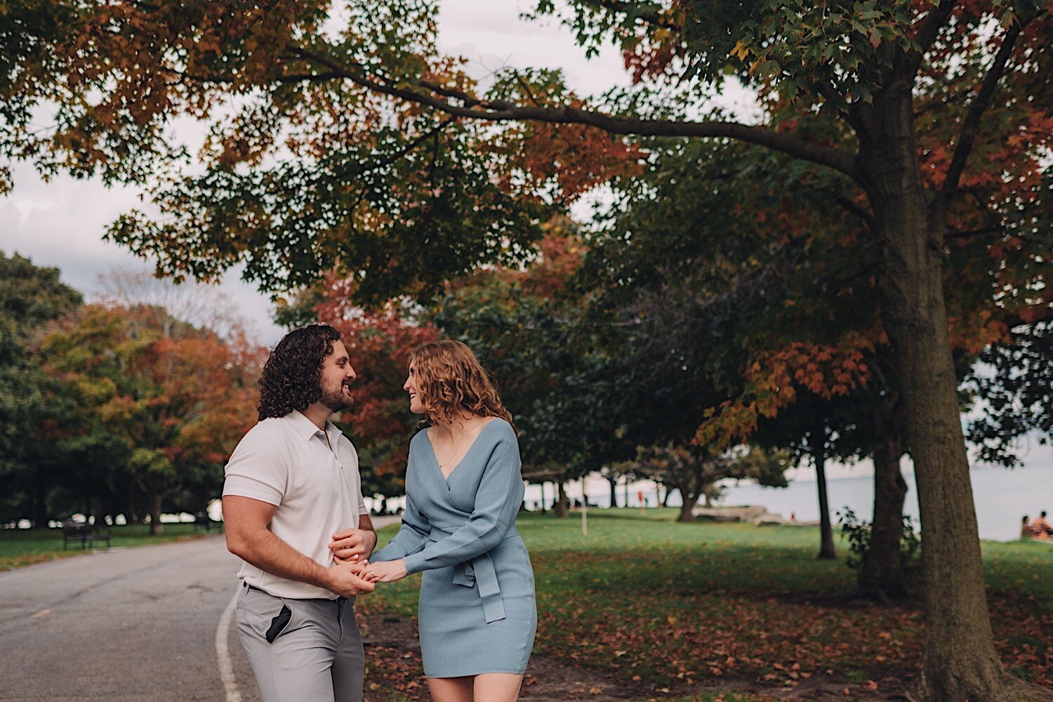22_fall-engagement-session-chicago-promontory-point