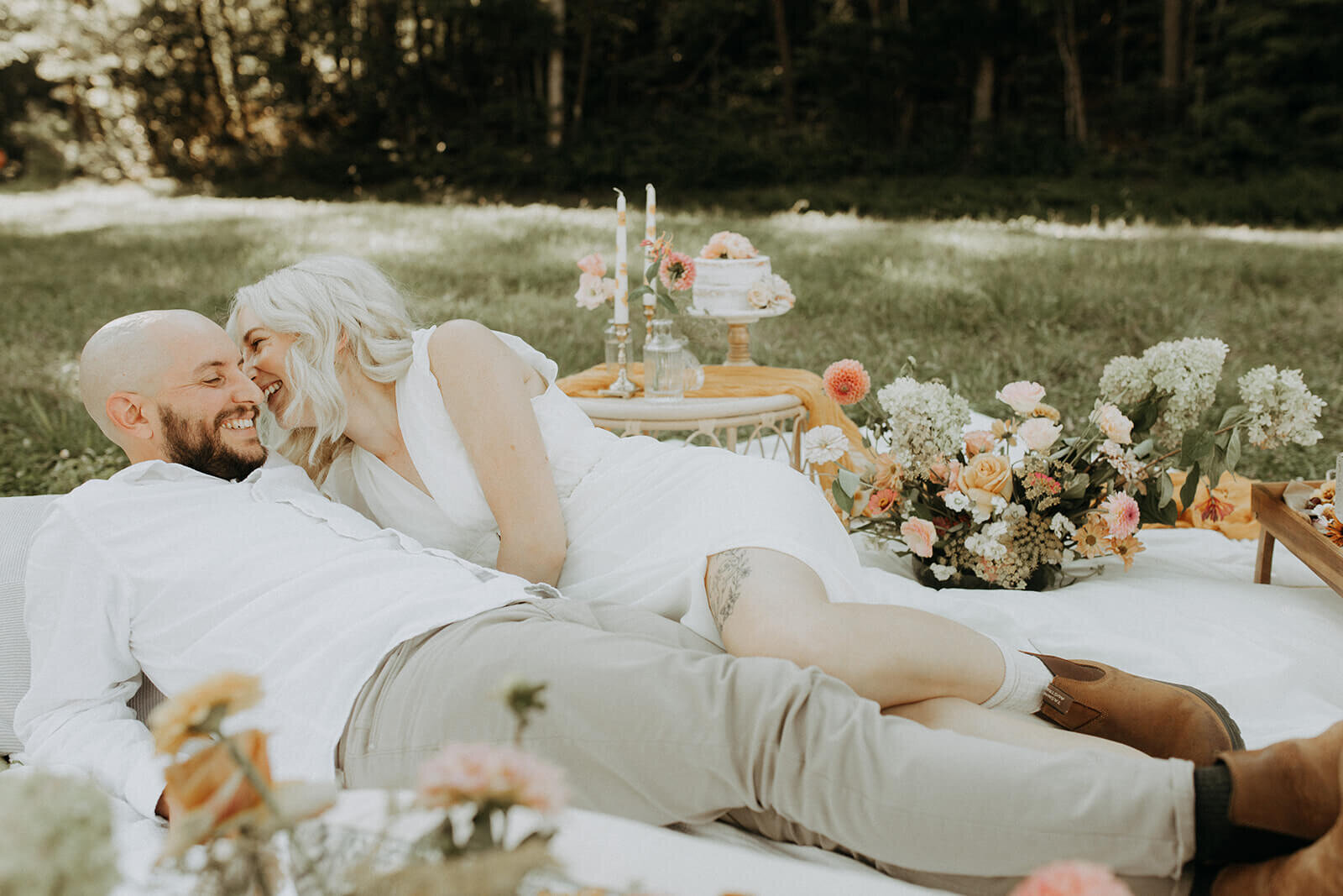 bride and groom at picnic