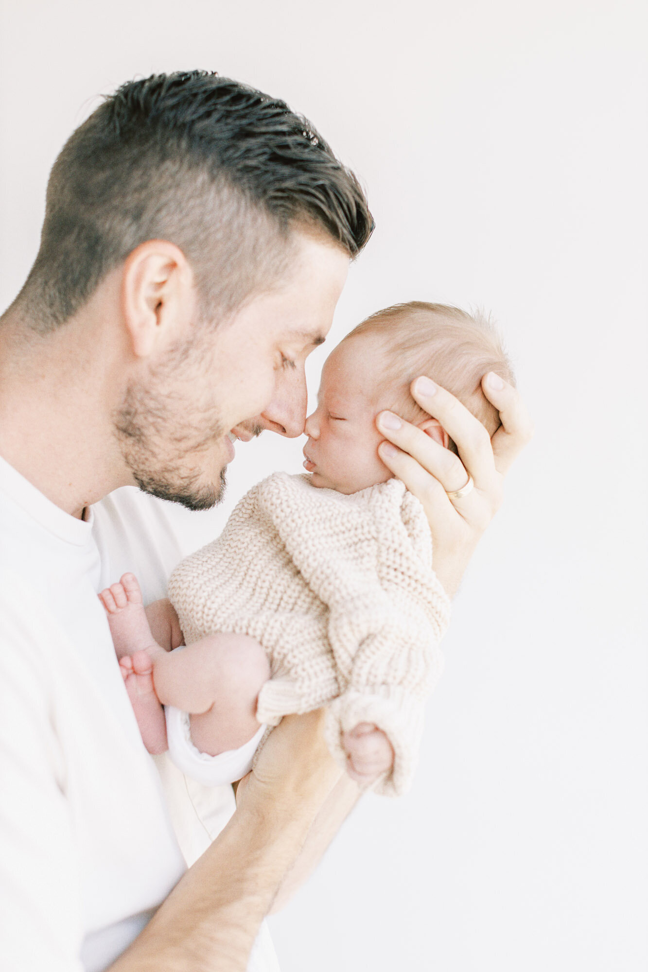 dad-and-newborn-noses