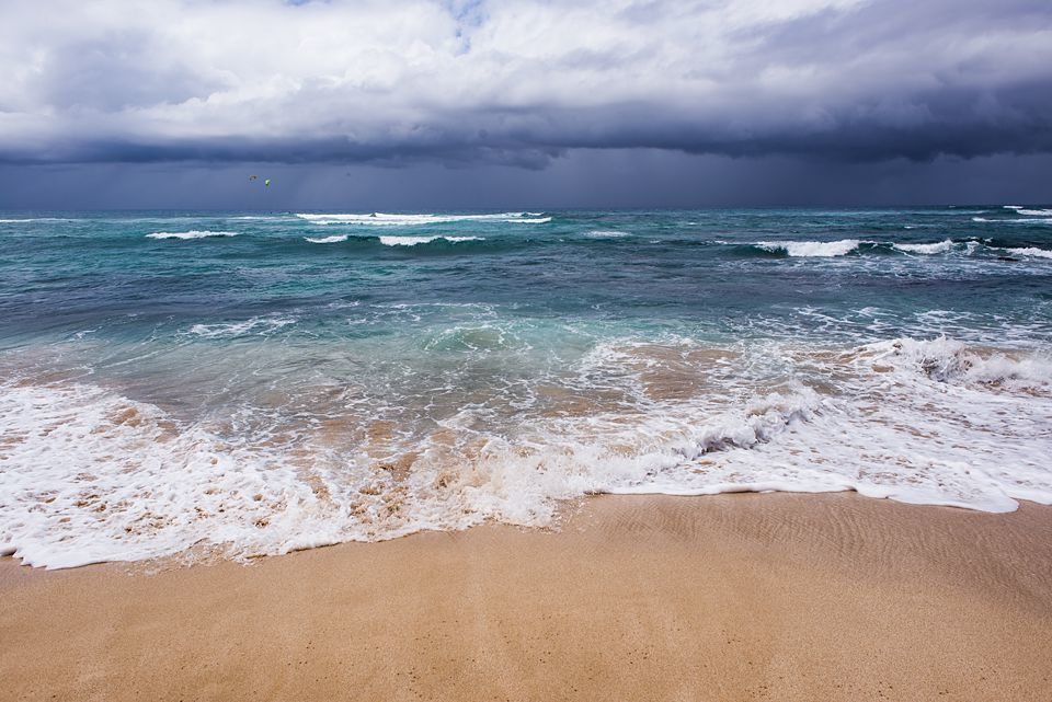 Golden sands and vibrant blue water at the North Shore of Oahu, Hawaii