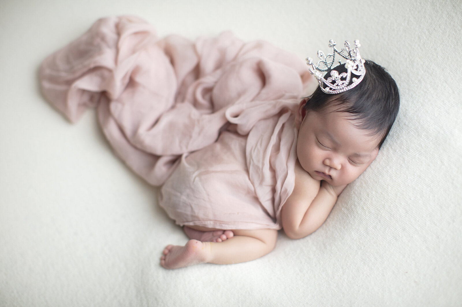 Surrounded by White – A Baby Girl Photo Shoot – Dallas Newborn