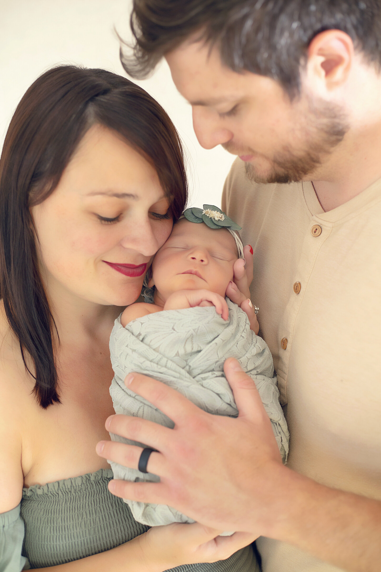 Newborn-session-baby-with-mom-and-dad