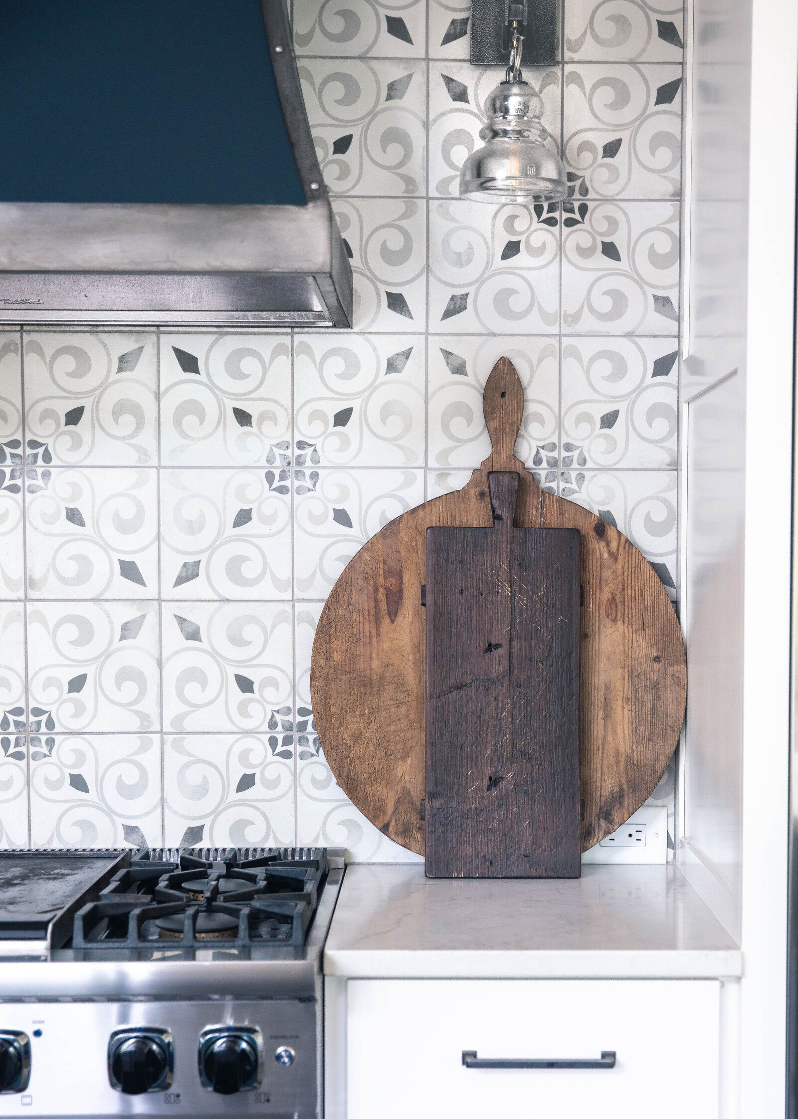 la_bella_vie_lakehouse_casual_white_modern_farmhouse_tiled_kitchen_with_warm_wood