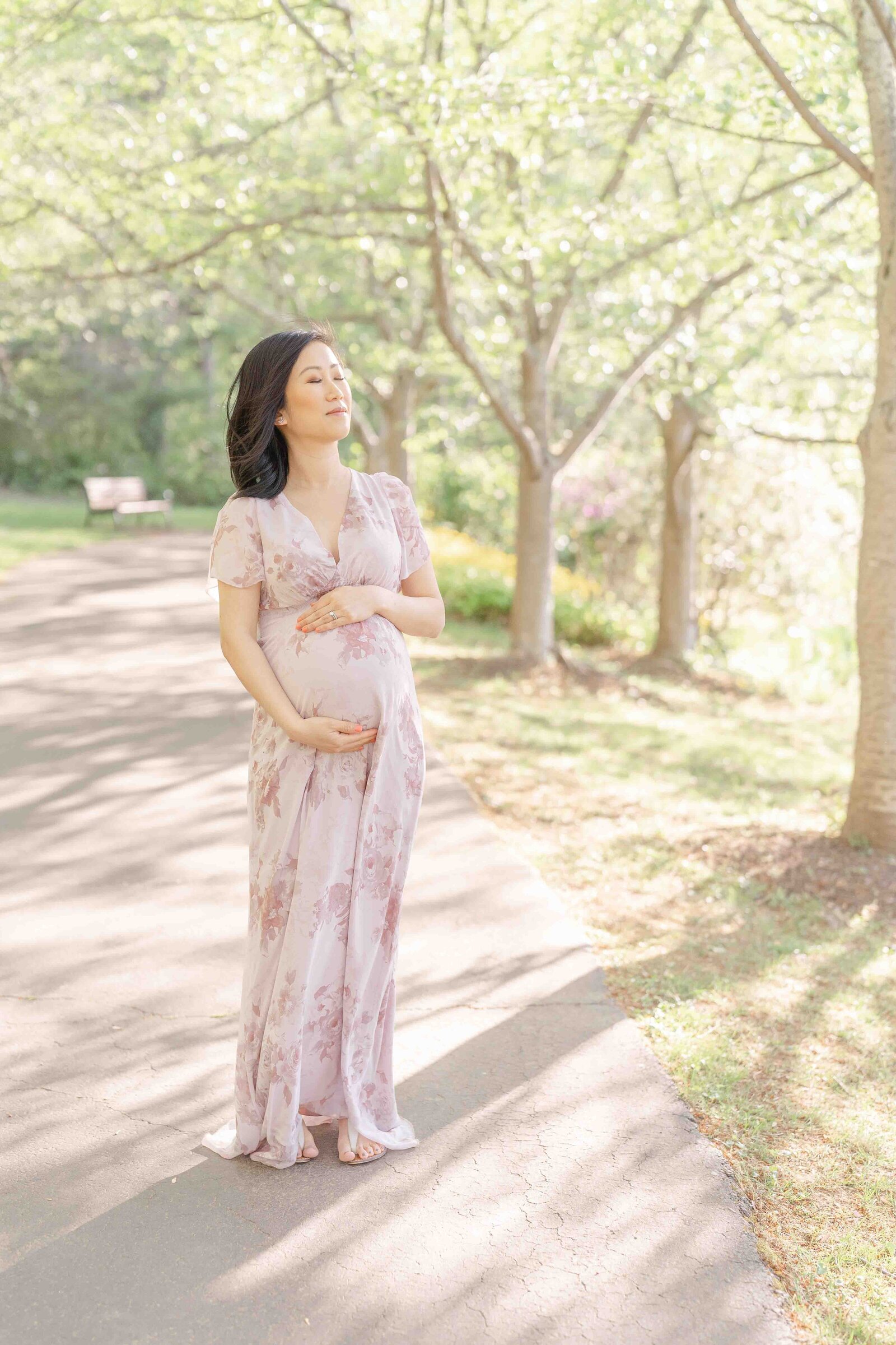 mom soaking the moment in during maternity session in Ashburn,Virginia