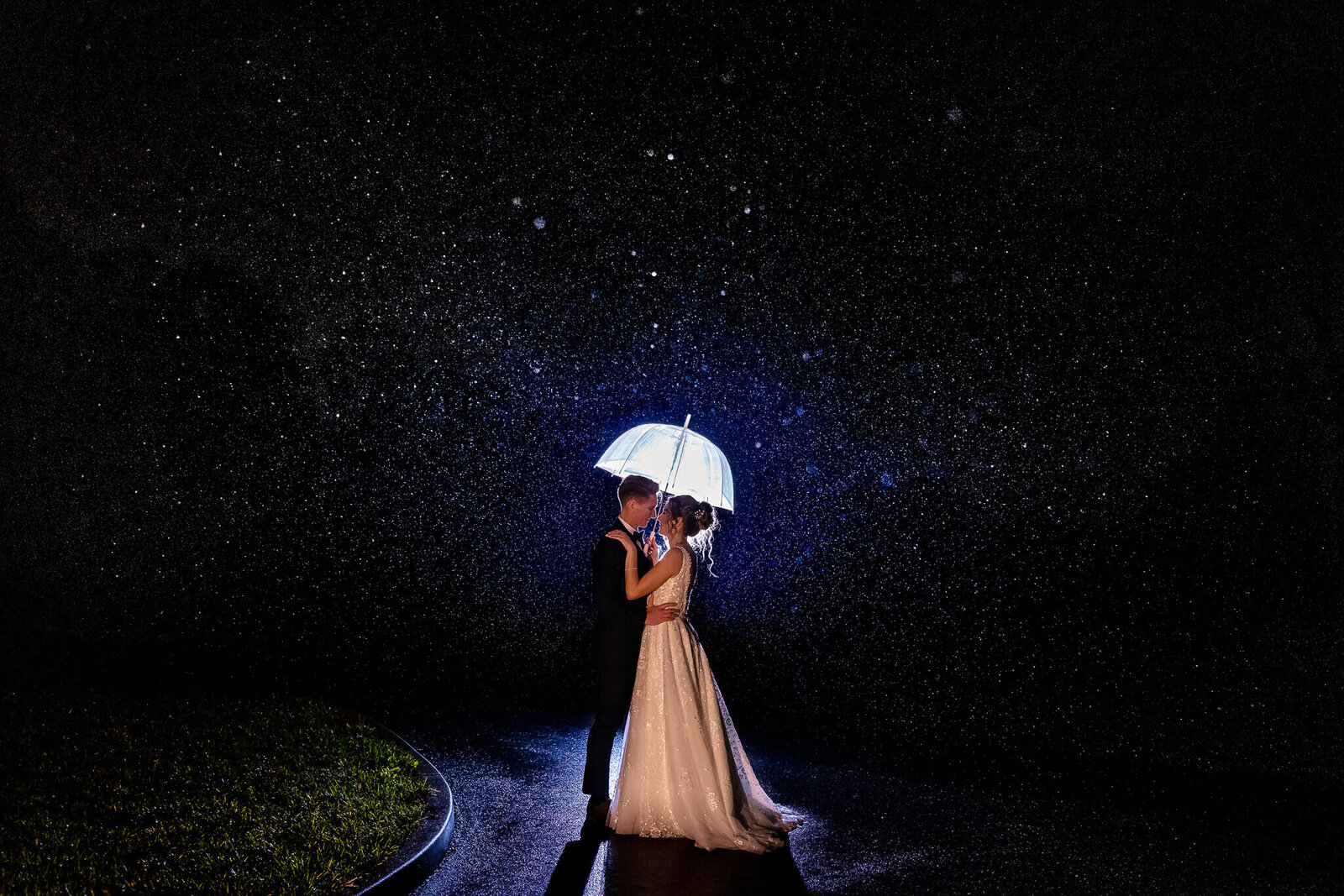 devou-golf-wedding-rain-bride-groom-portrait