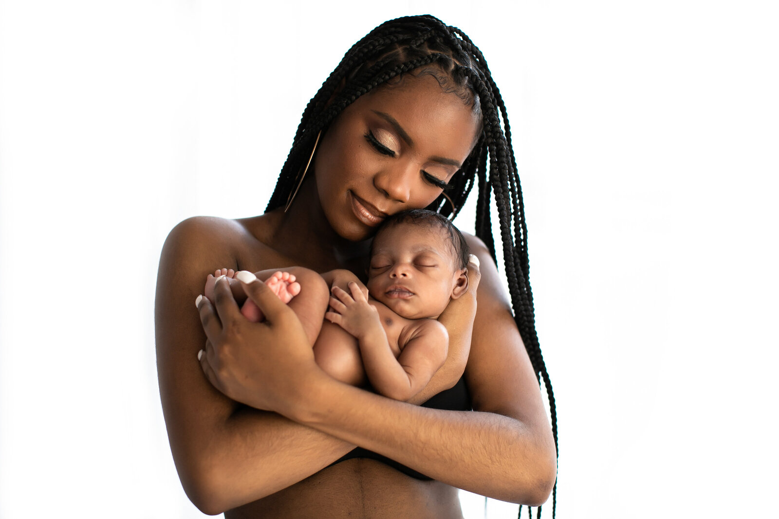 Mom holding baby skin to skin by Northern Virginia Newborn Photographer Stephanie Honikel