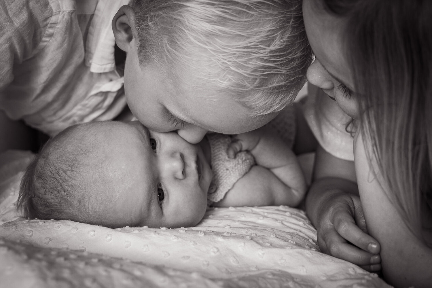 kus voor babybroertje tijdens een newbornshoot