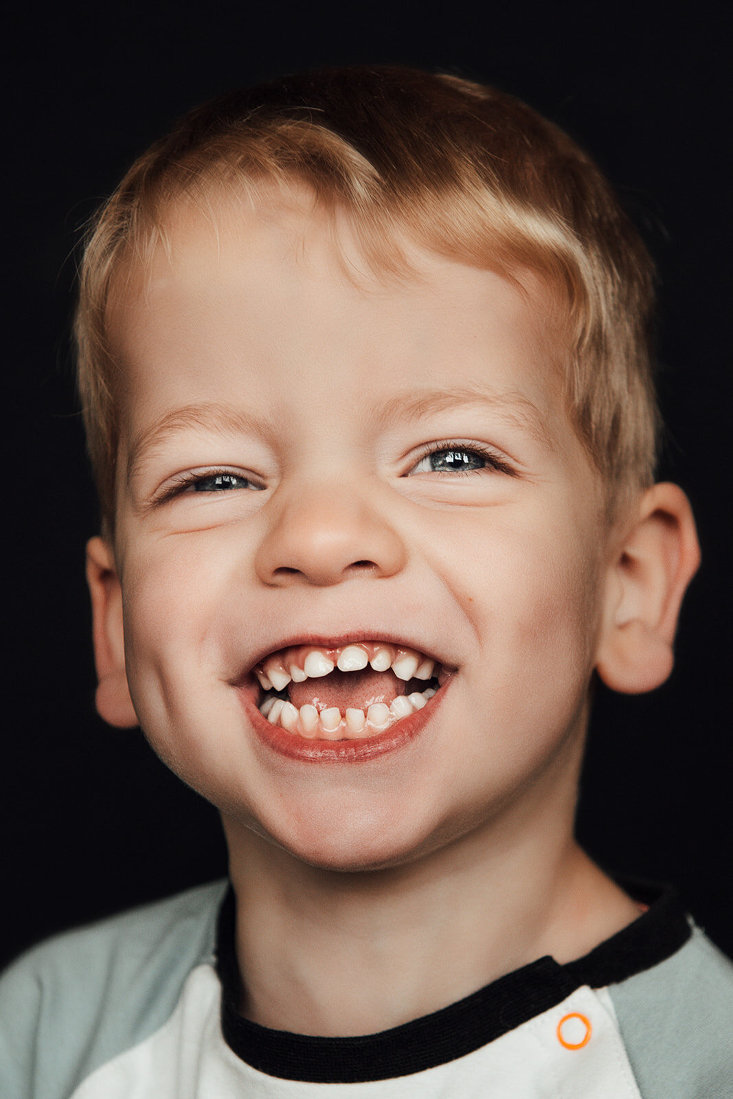 Spontane gezinsfotografie met natuurlijk licht door fotograaf in Spijkenisse