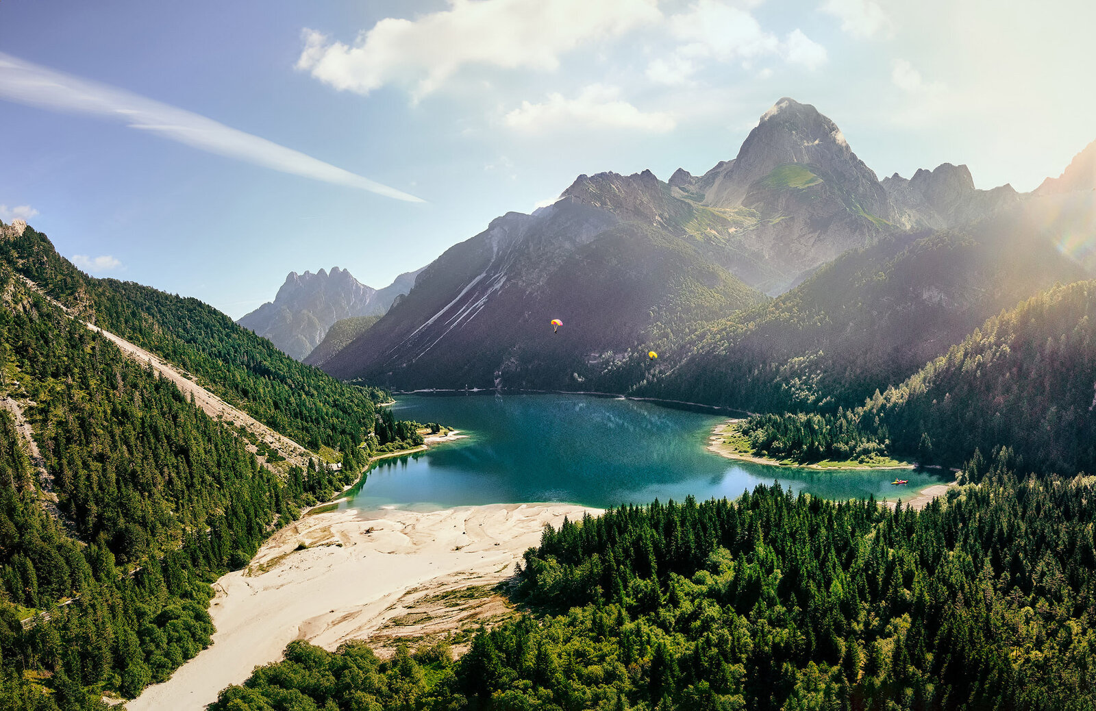 Landschaftliches KI-Composing einer alpinen Berg-See-Kulisse mit dramatischem Licht – visuelle Inszenierung für Marken mit Fokus auf Natur, Weite und Perspektive
