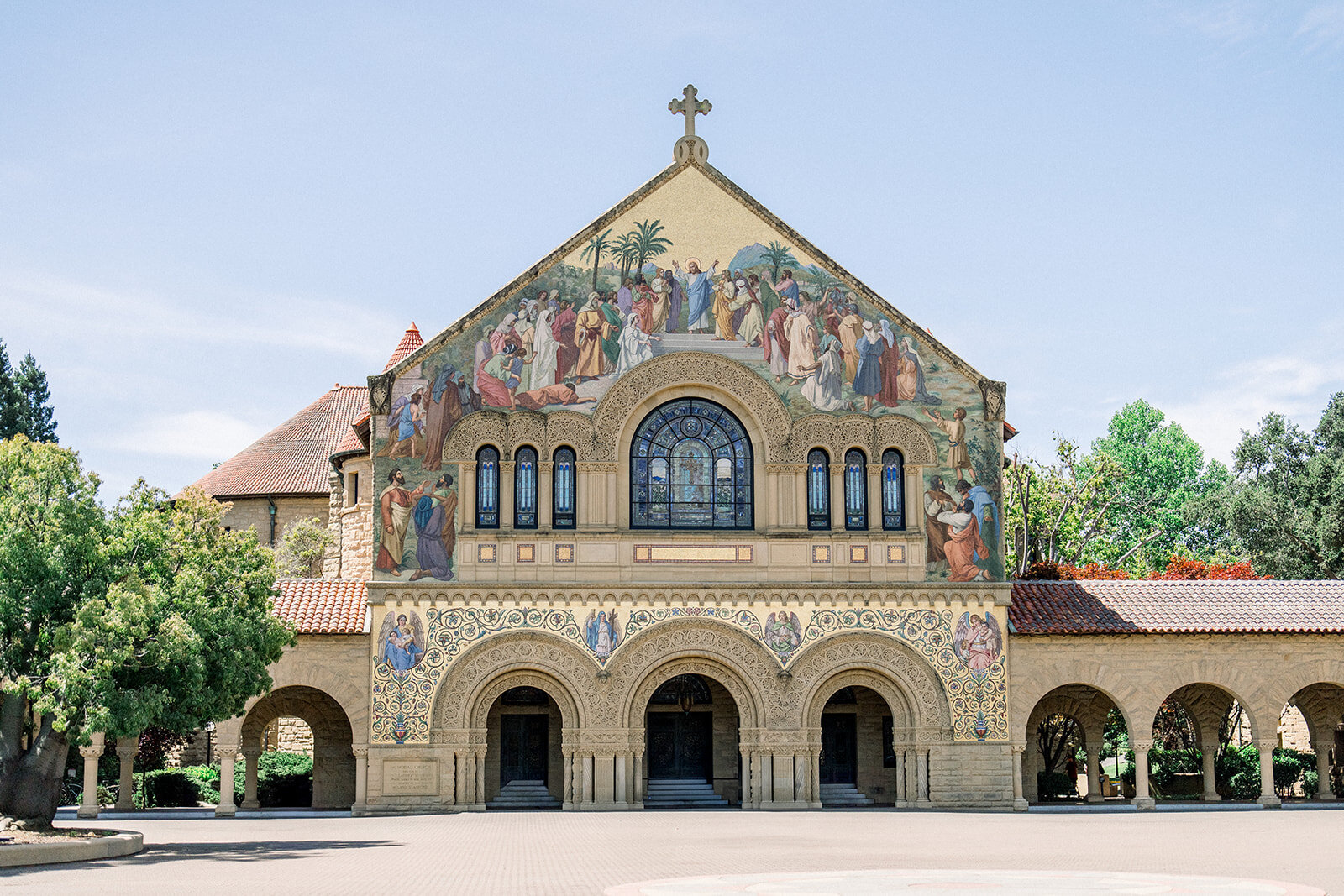 The breathtaking facade of Stanford Memorial Church, a perfect backdrop for a timeless and elegant wedding ceremony.