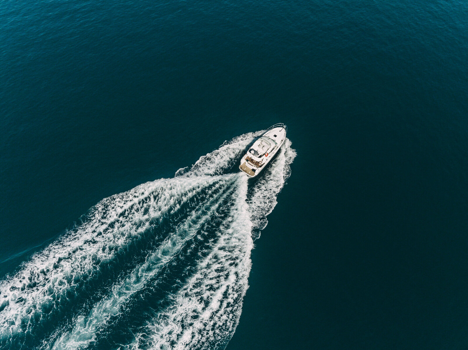 New York yacht charter going through the ocean