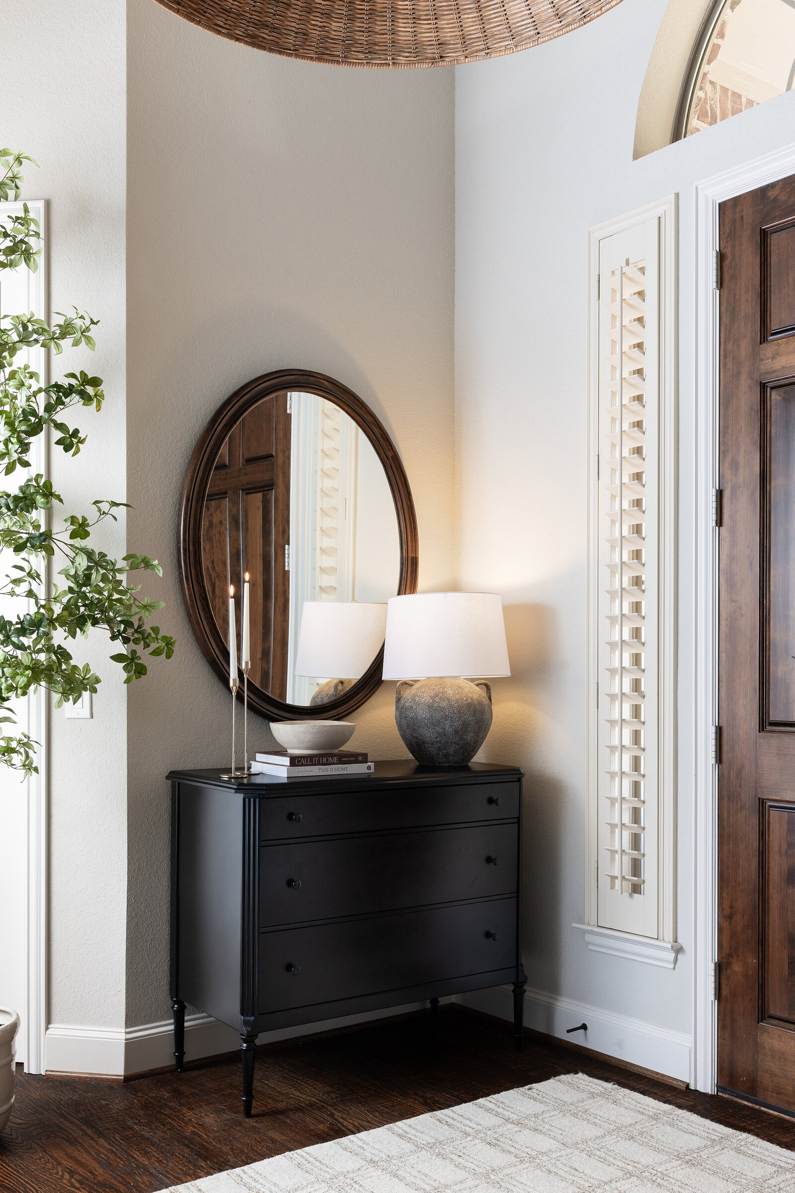 Cozy_entry_with_custom_rug_entry_table_and_accessories