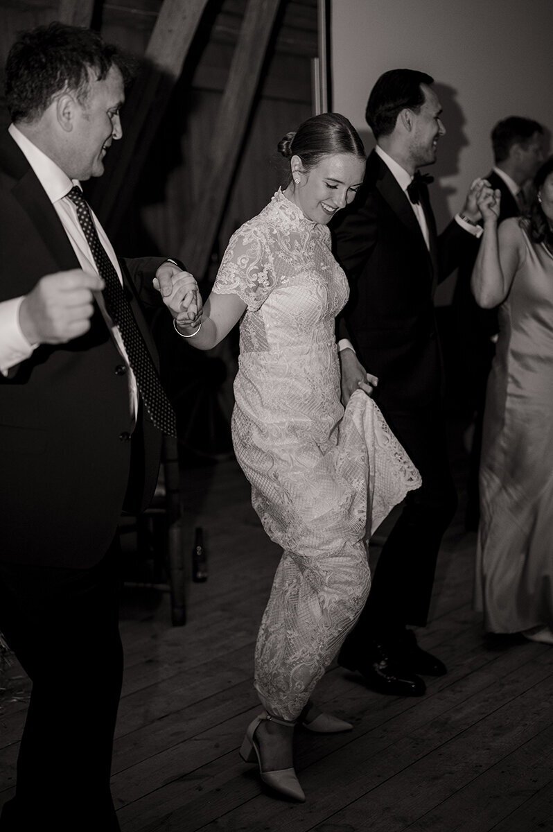 Bruden dansar långdans med sina gäster på festen