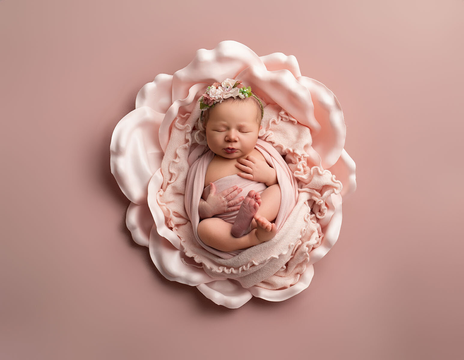 newborn-photography-artistic-sets
