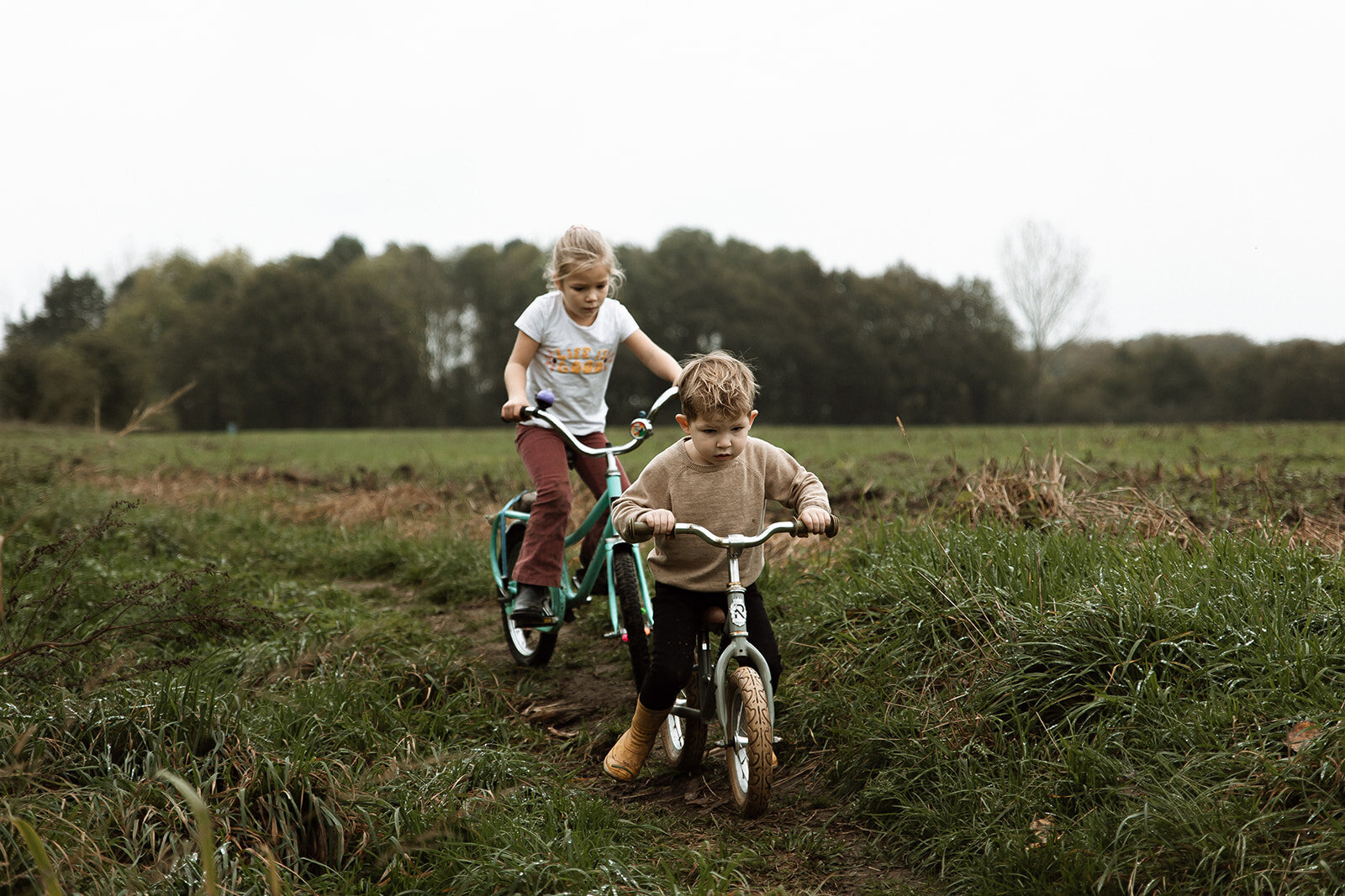gezinsfotoshoot fotoshoot gezin gezinsfotografie gezinsfotograaf gezinsfotoshoot eindhoven gezinsshoot zwangerschap gezinsshoot buiten spontane gezinsfoto'a slledaags geluk