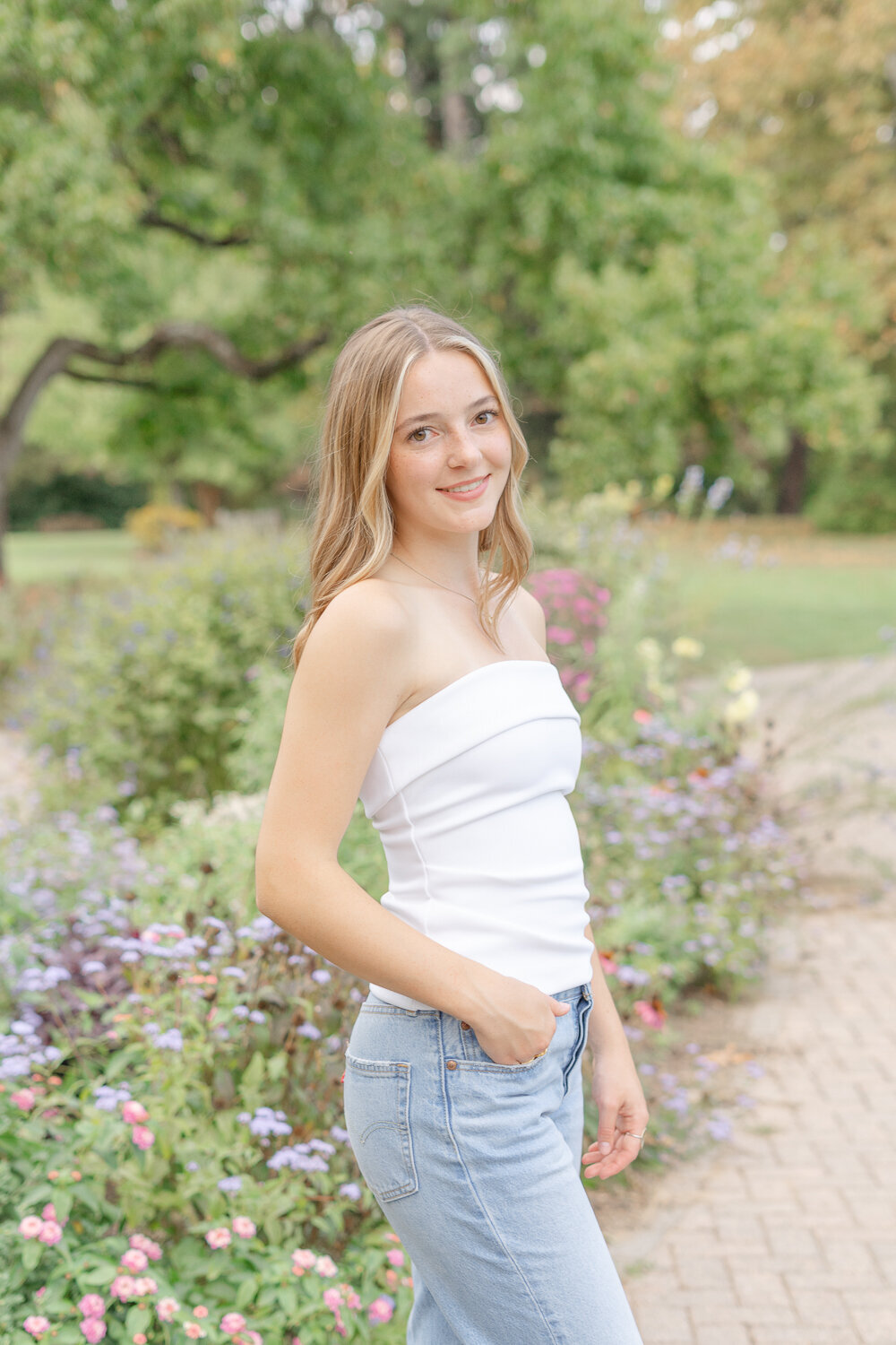 girl pose during DMV senior picture