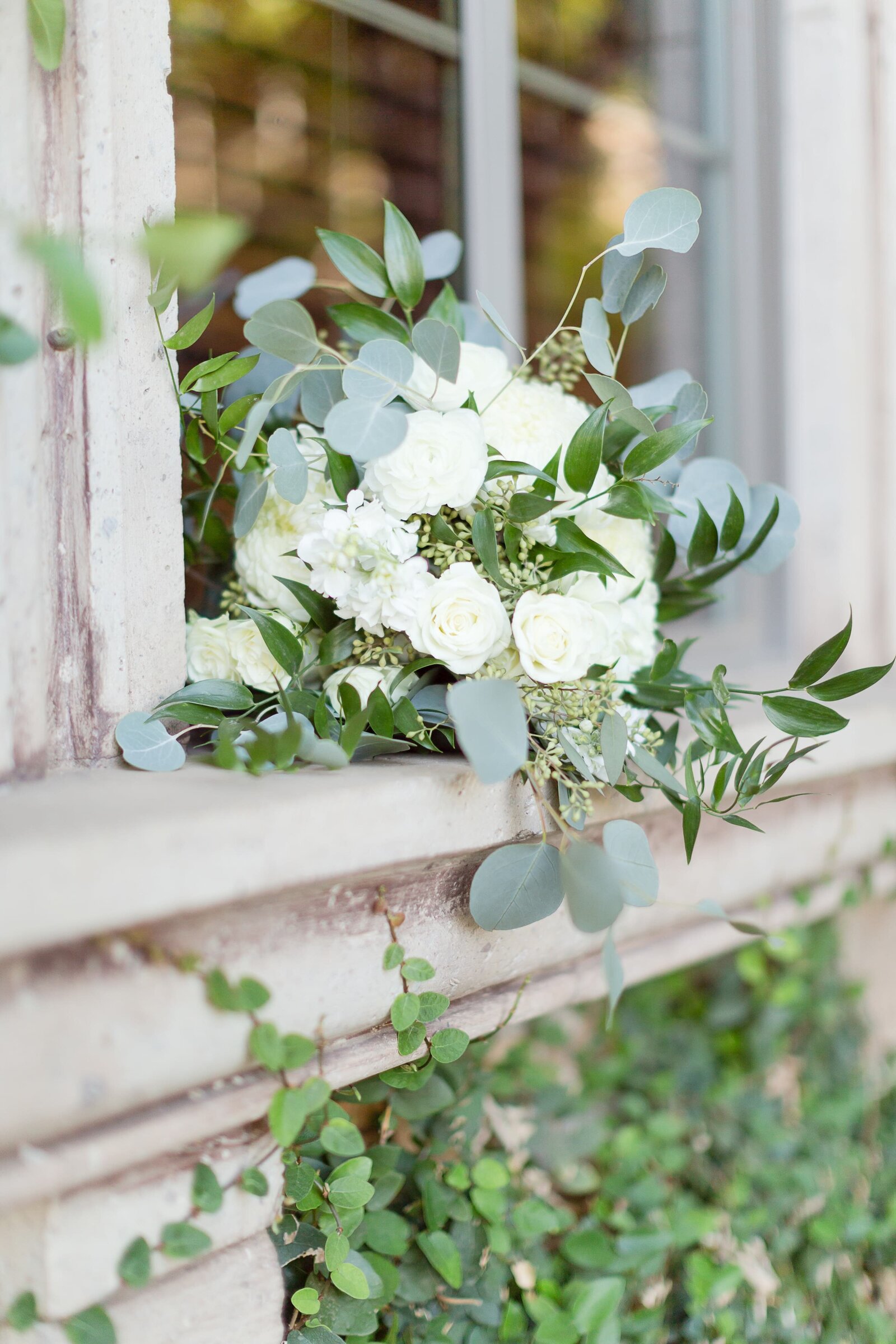white-bride-bouquet