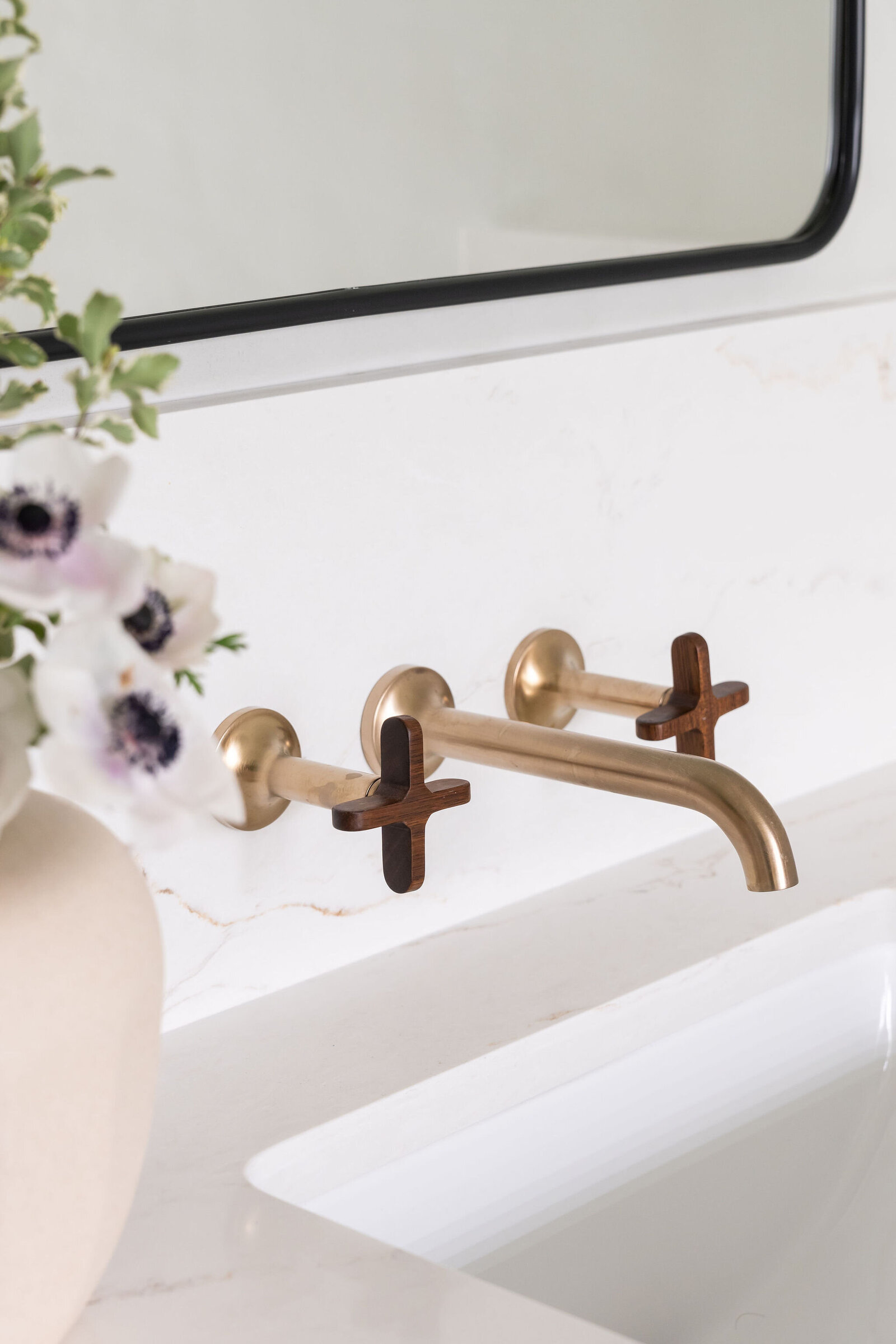 Bathroom_Wall_Mount_Tub_Filler_NuelaDesigns