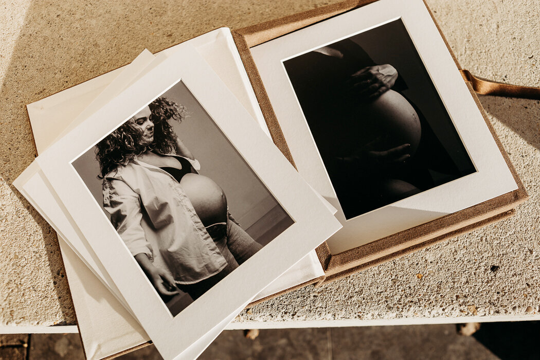 zwangerschapsfotoswitteblouse, witteblousezwangerschap, donkerezwangerschapsfotos, fotograafbrabant, rucphen, bosschenhoofd, oudenbosch, rijsbergen, schijf, zundert, breda, halderberge