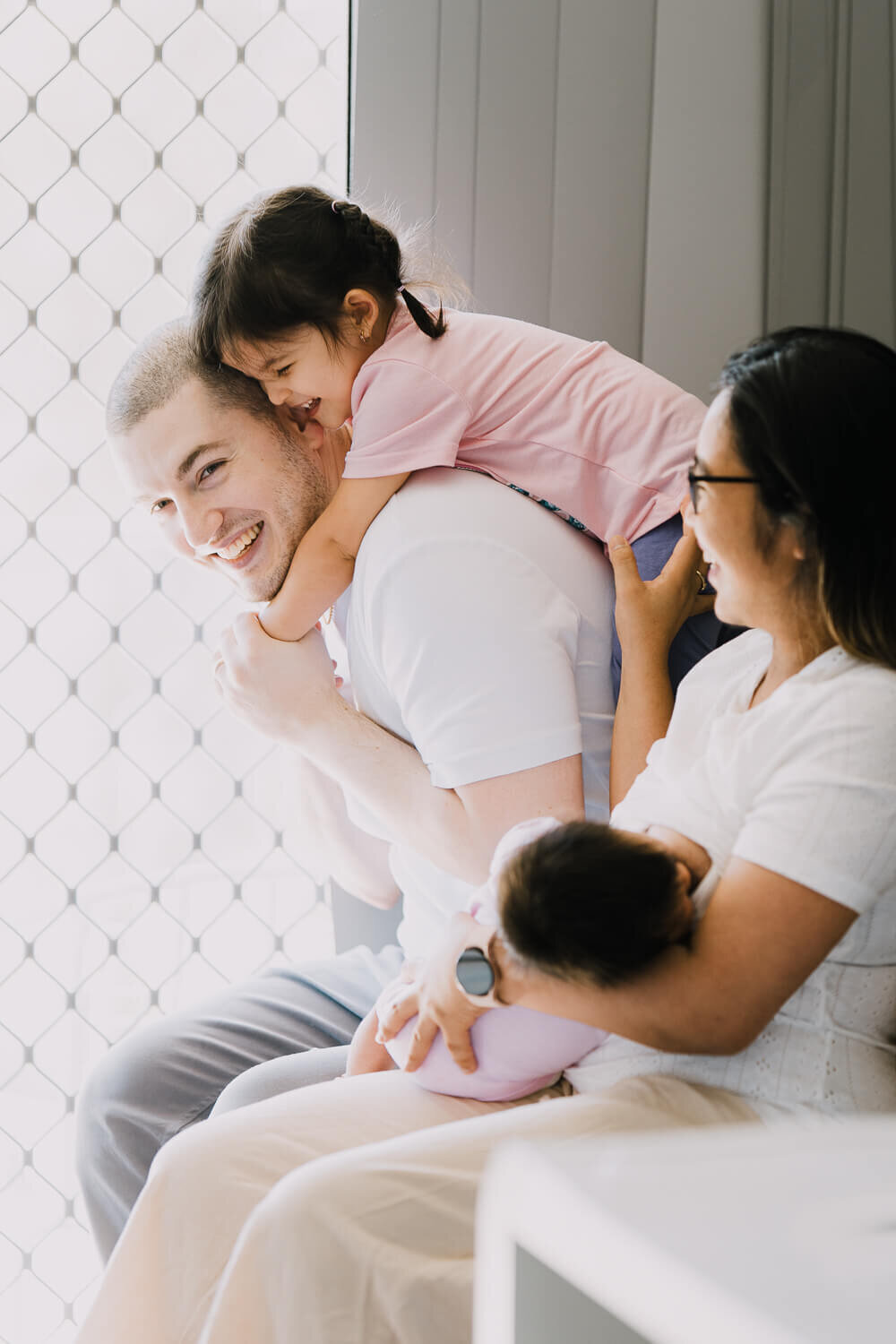 relaxed-candid-five-dock-at-home-family-photography
