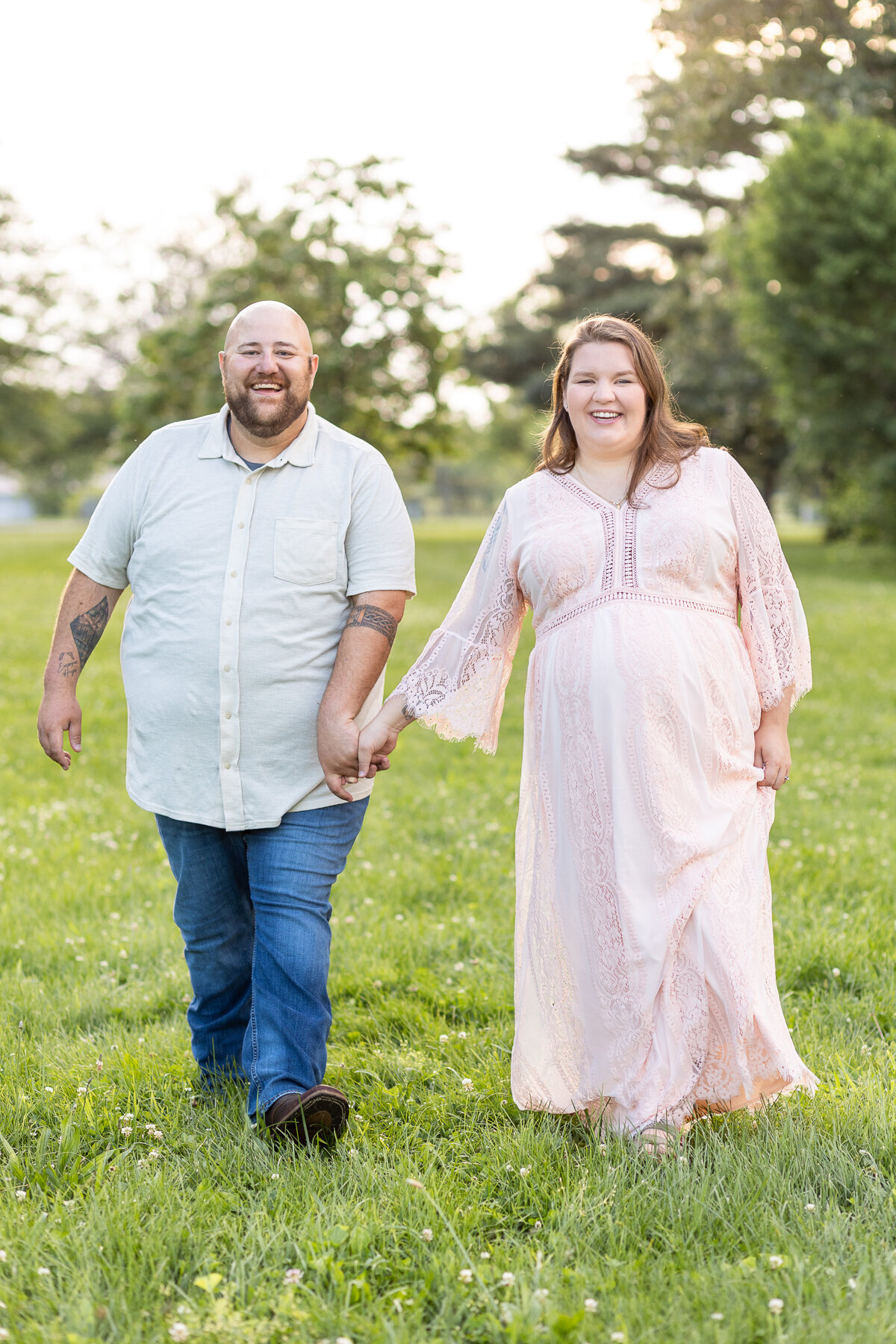 outdoor-sunny-maternity-photography-session-family-twins-Lexington-KY-photographer-3