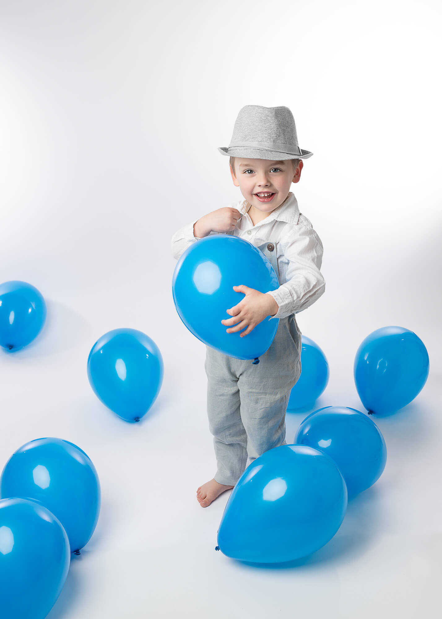 birthday photo session with balloons