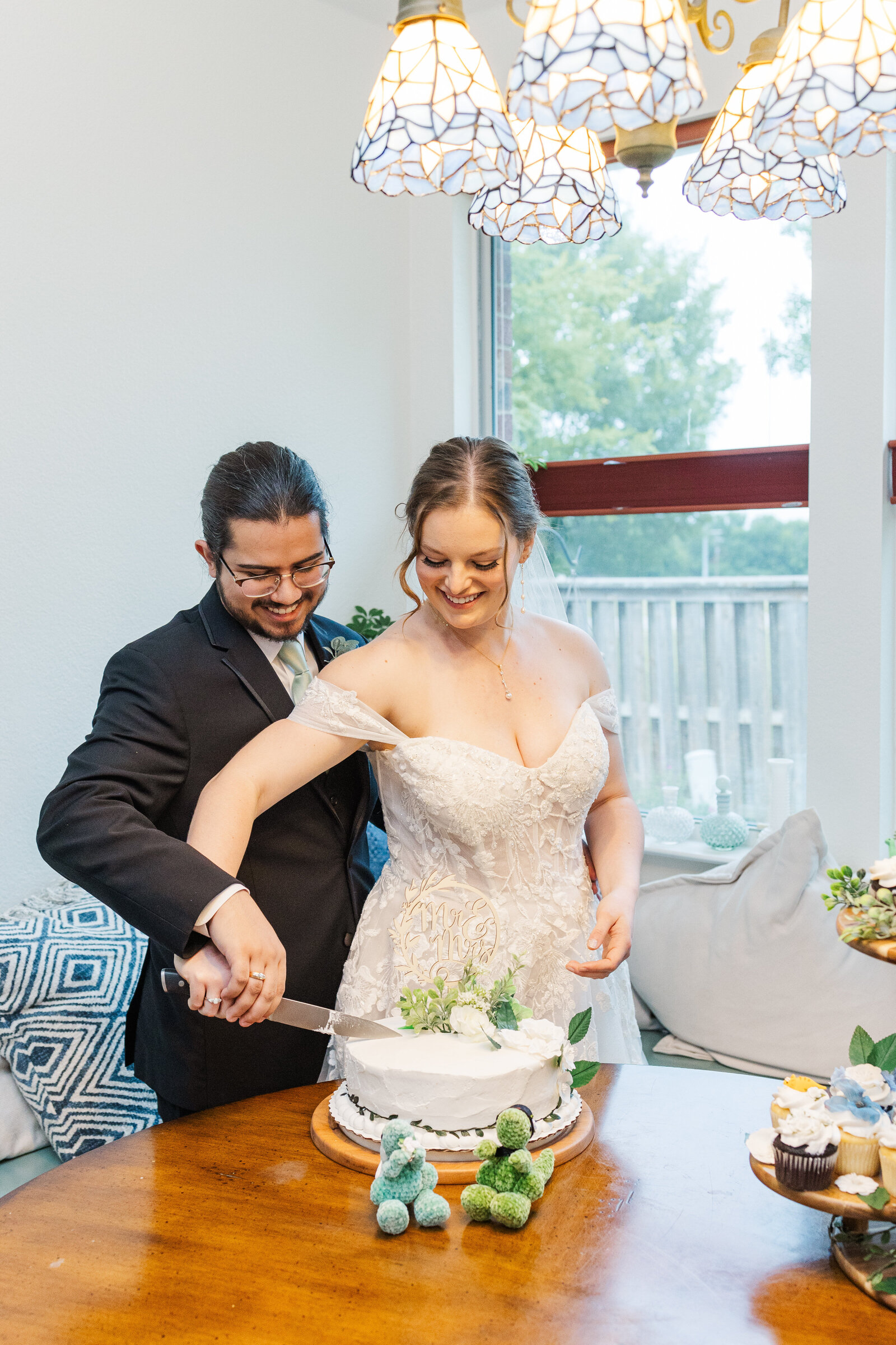 Dallas-wedding-cake-cutting-ceremony