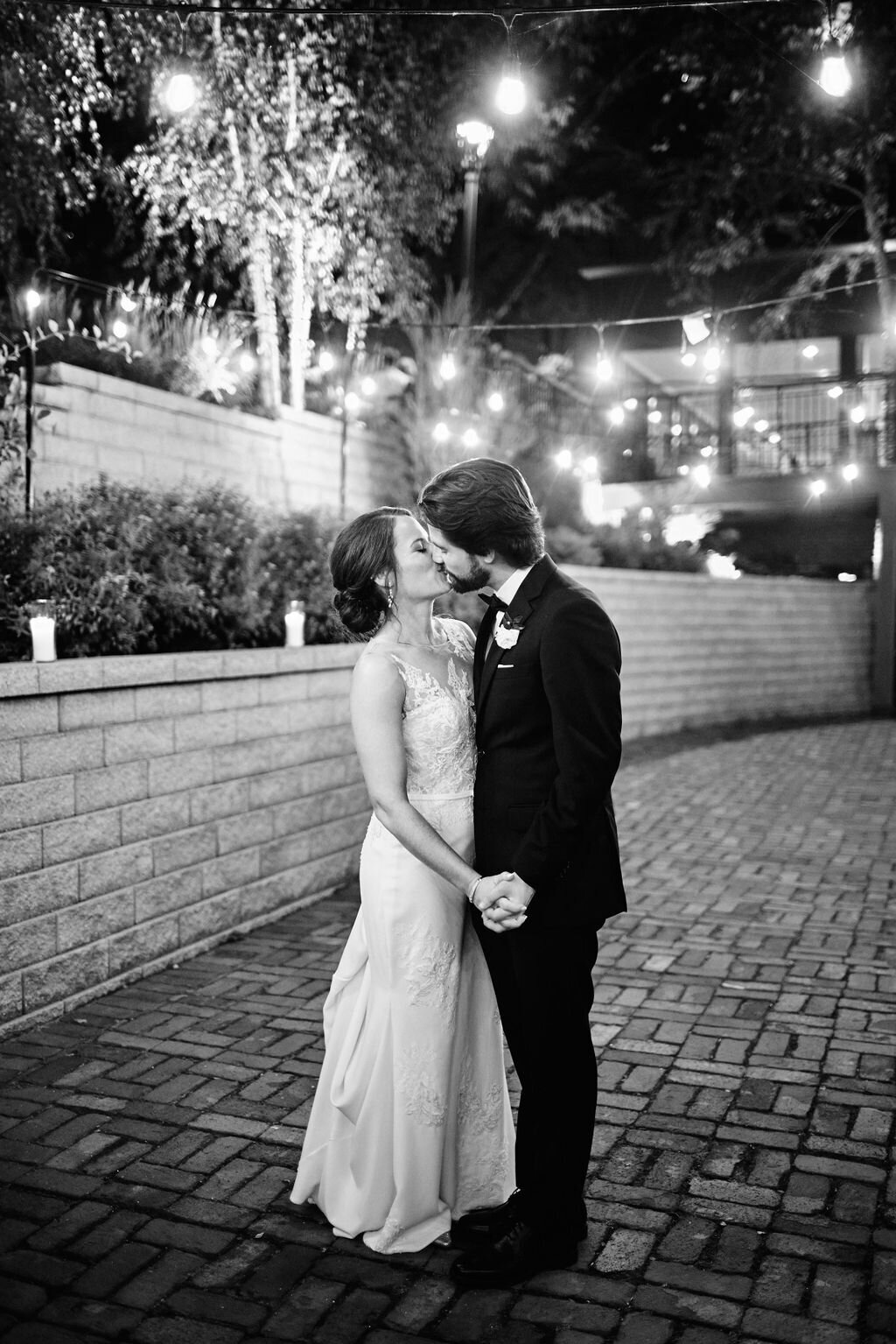 bride-groom-kiss-urban-lights