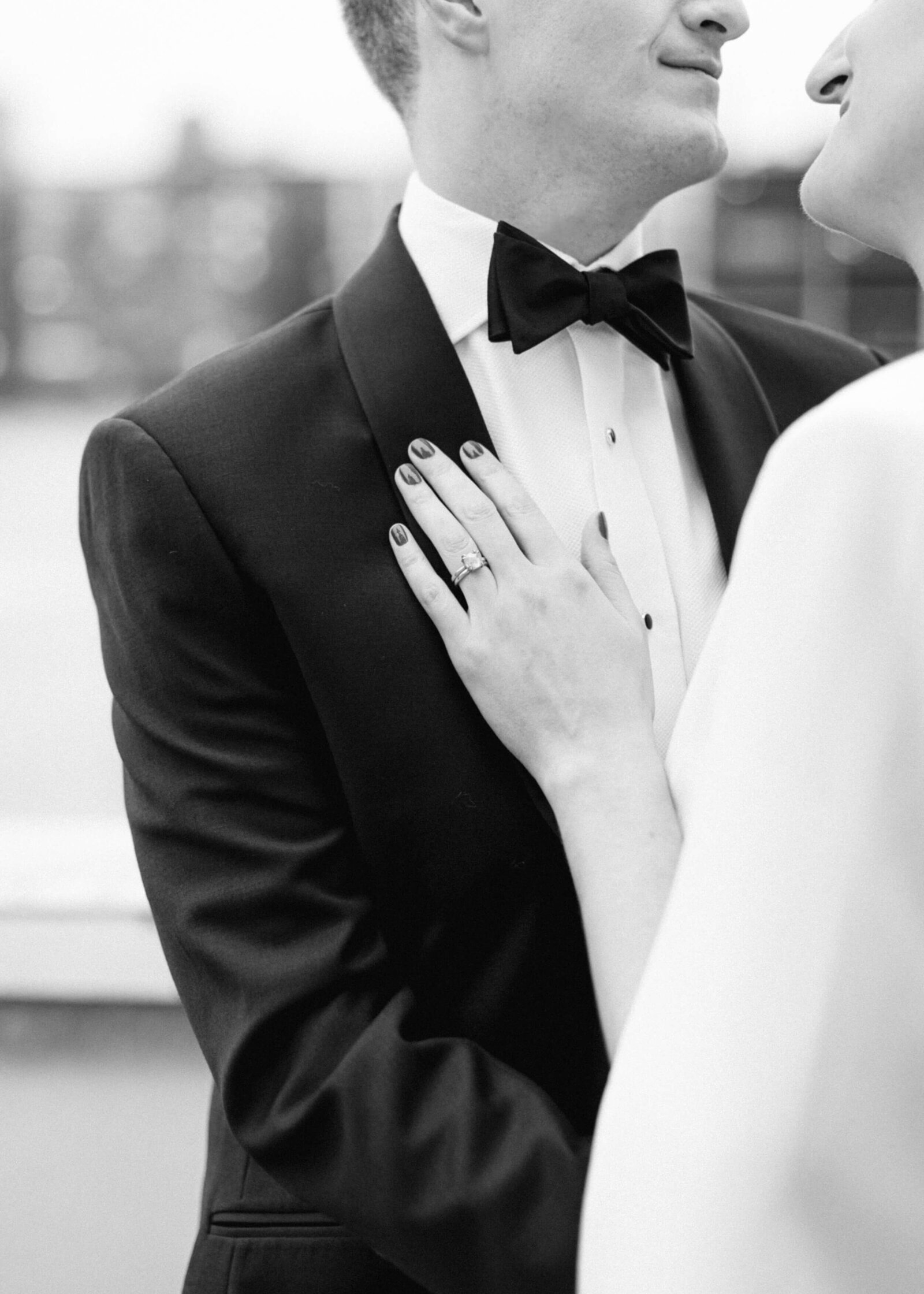 chloe-winstanley-engagement-couples-shoot-london-black-tie-ring