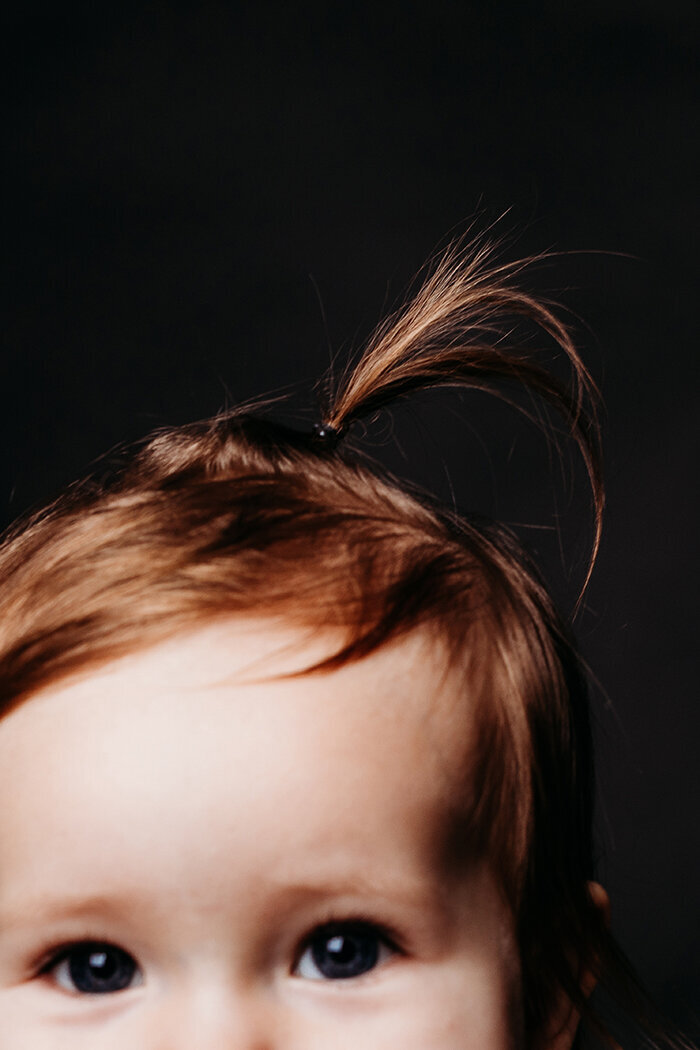 kinderportretzwarteachtergrond, kunstvanjekind, kinderportretbrabant, kinderfotograaf, zundert, rijsbergen, achtmaal, schijf, kleinzundert, rucphen, halderberge, roosendaal, breda, oosterhout, fotograafbrabant, familiefotograafbrabant,