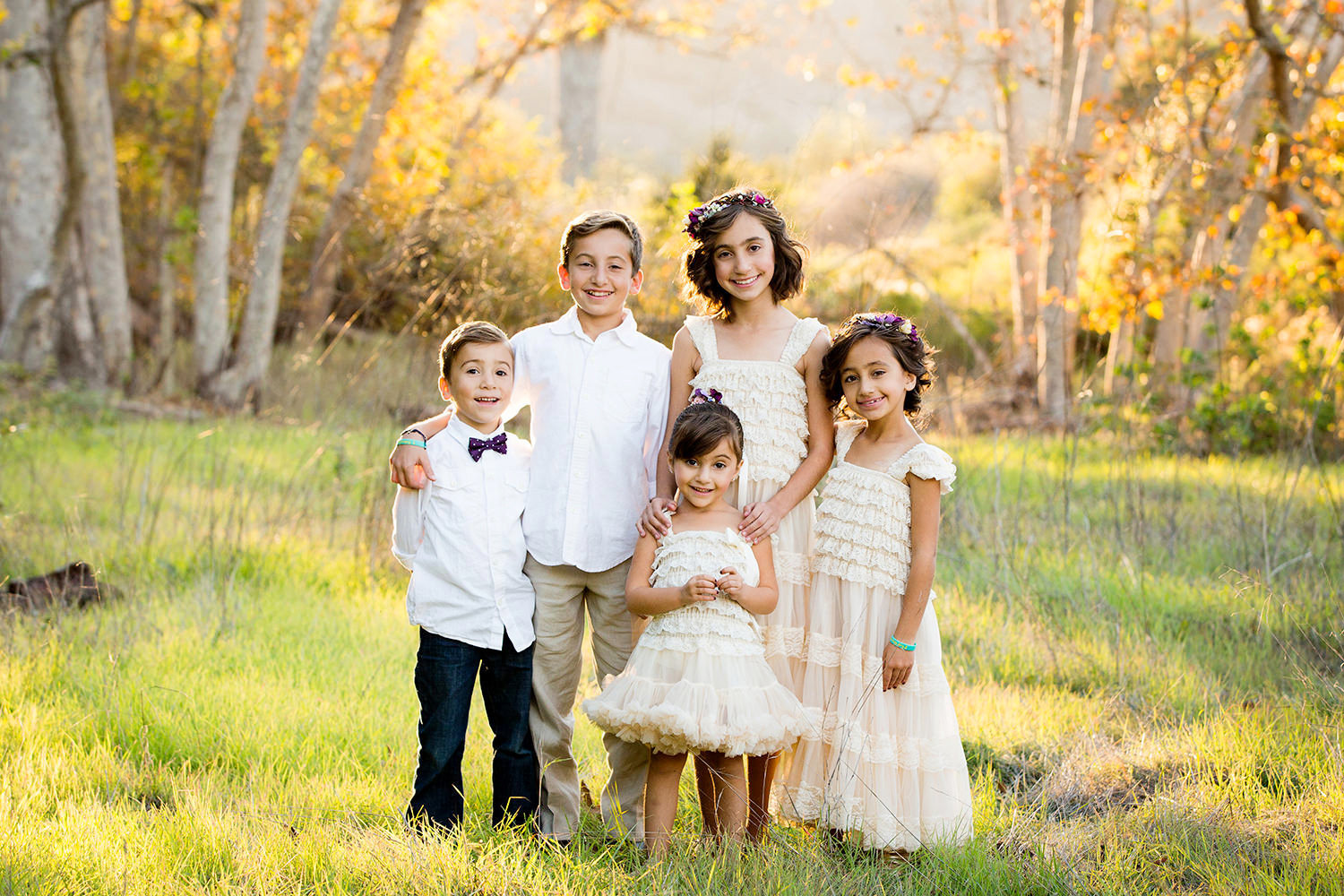 san diego family photographer | kids in an open field all white clothes smiling