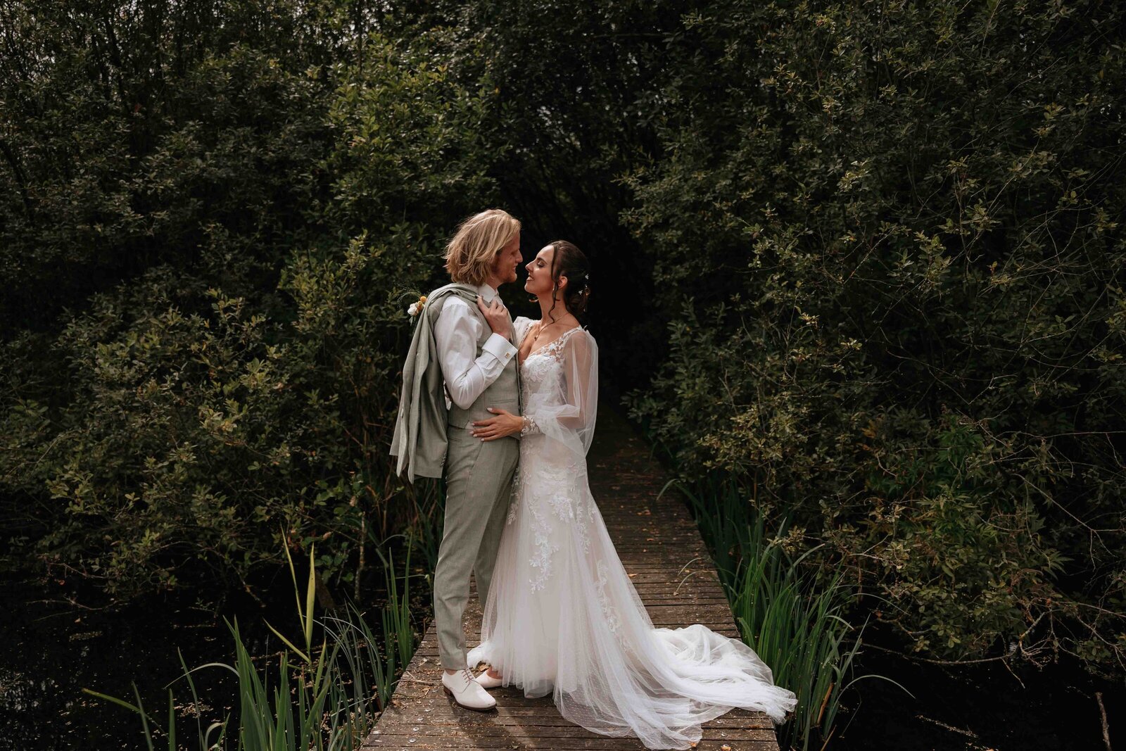 Spontaan en elegant bruidspaar tijdens hun bruiloftsshoot in Nederland. Professionele bruidsfotografie door een ervaren trouwfotograaf, vastgelegd in Rotterdam door Melissa Boer Fotografie.
