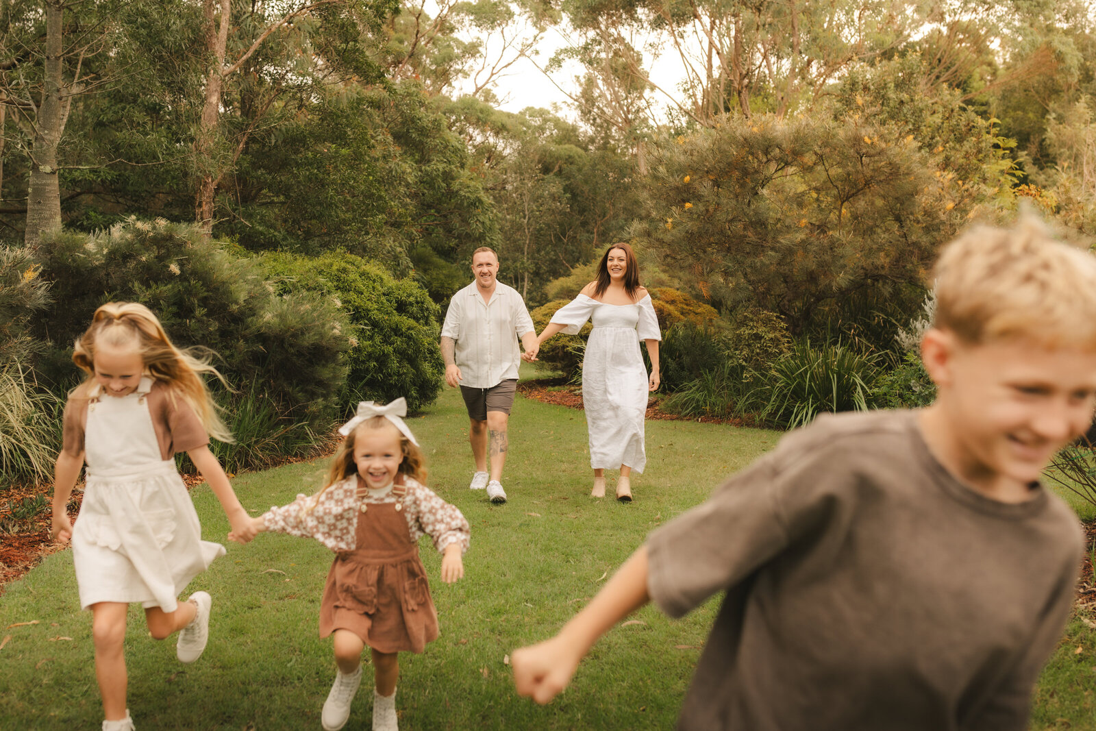 playful-family-photos-hawkesbury-backyard-session
