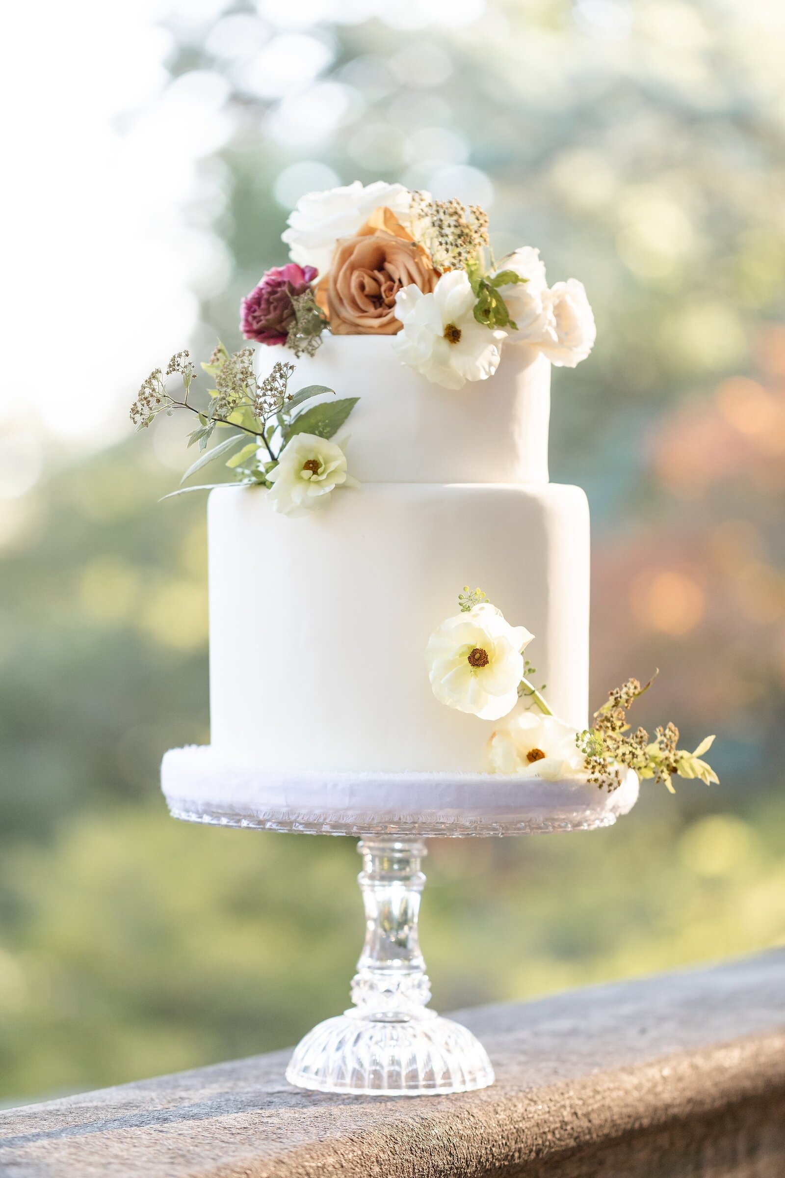 Elegant-simple-2-tier-wedding-cake-at-graydon-hall-manor