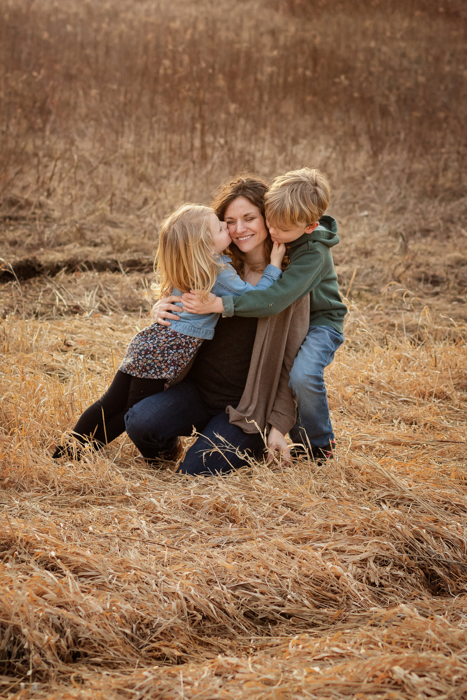 mom-hugging-kids-central-park-morris-county-nj-family-photographer