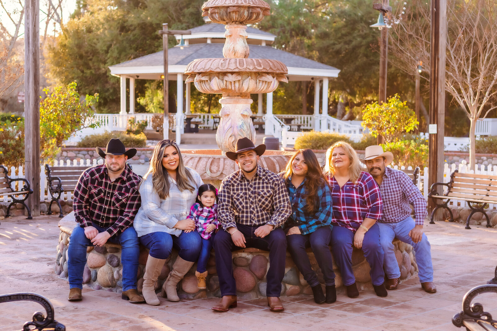 Family Photographer, a large family sits near fountain