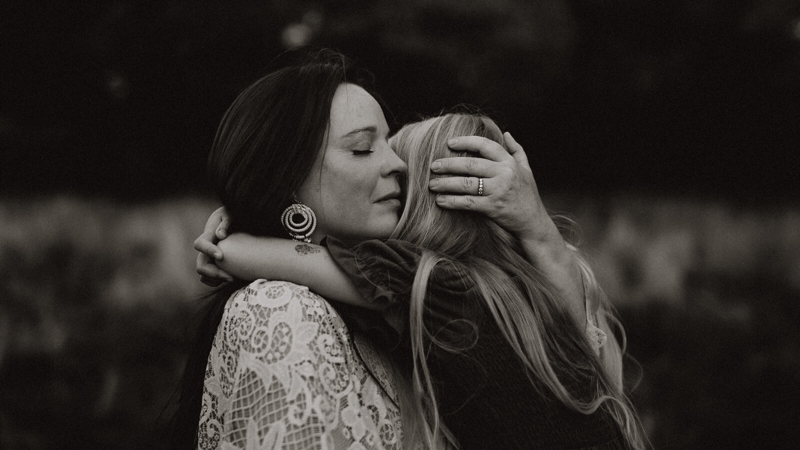 en mamma håller om sin dotter hårt under en fmailjefotografering i göteborg