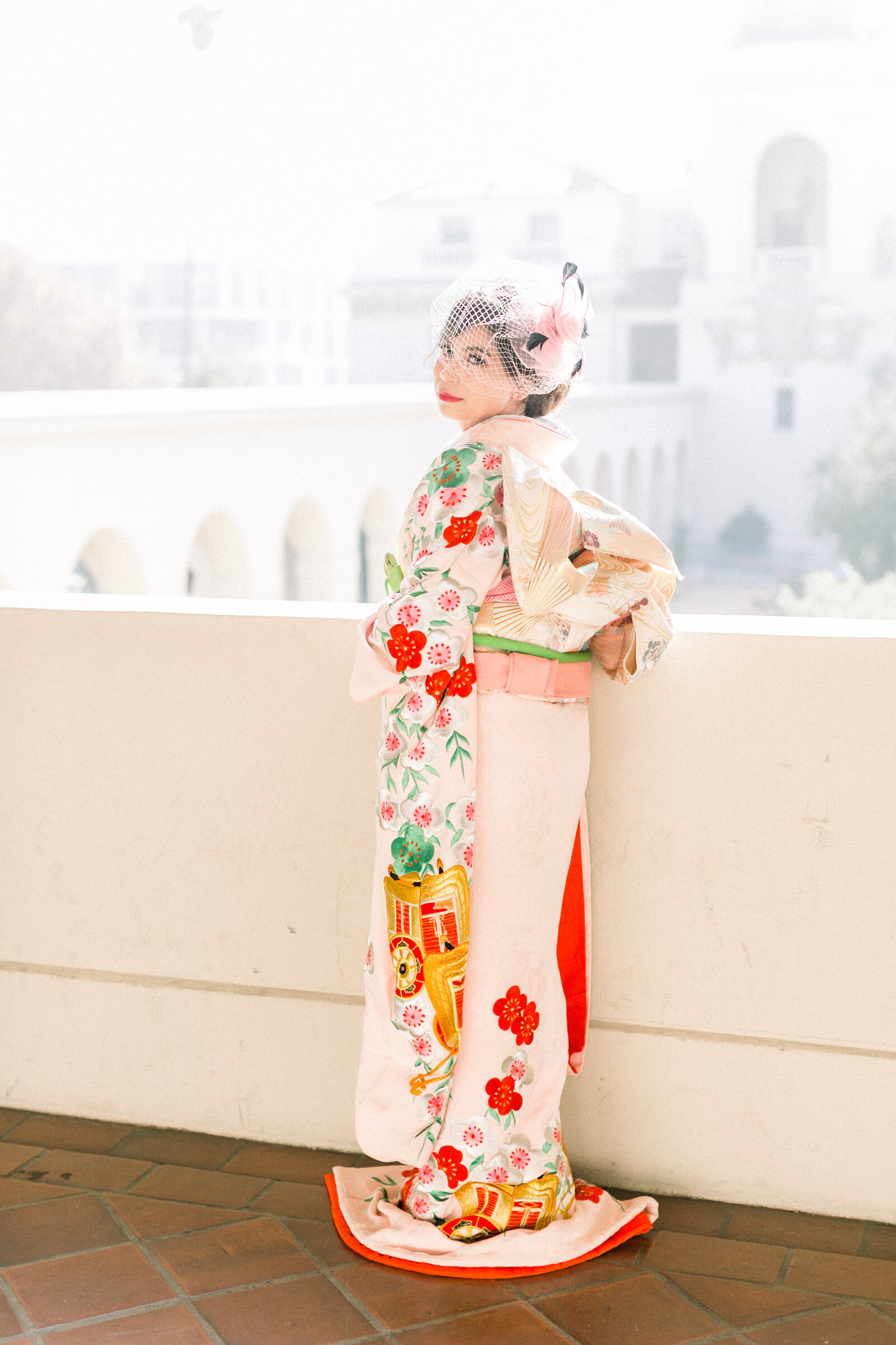 Bride in soft pink wedding kimono rental with floral design posing gracefully at Pasadena City Hall, Los Angeles California | パサデナ市庁舎で淡いピンク引き振袖レンタル花嫁のウェディング撮影