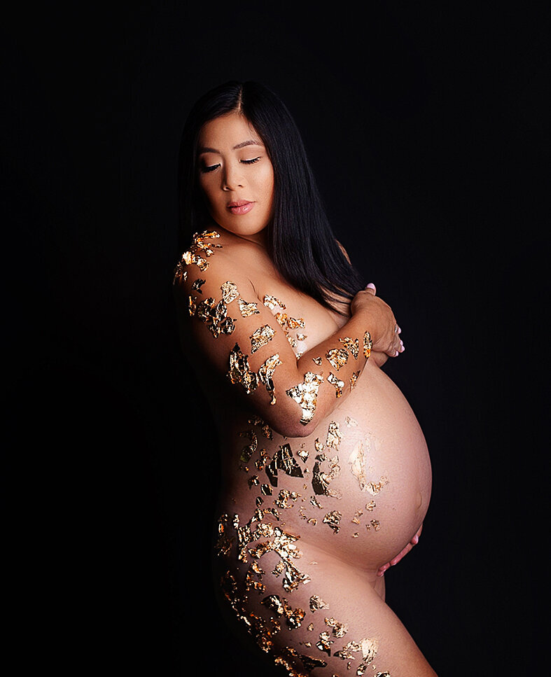 Pregnant women with gold foil on body during glam maternity photoshoot in Mount Juliet Tennesse photography studio