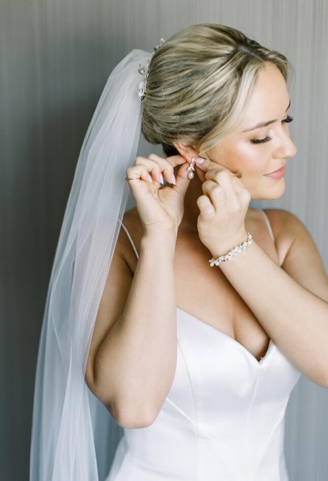 bride putting in her earrings