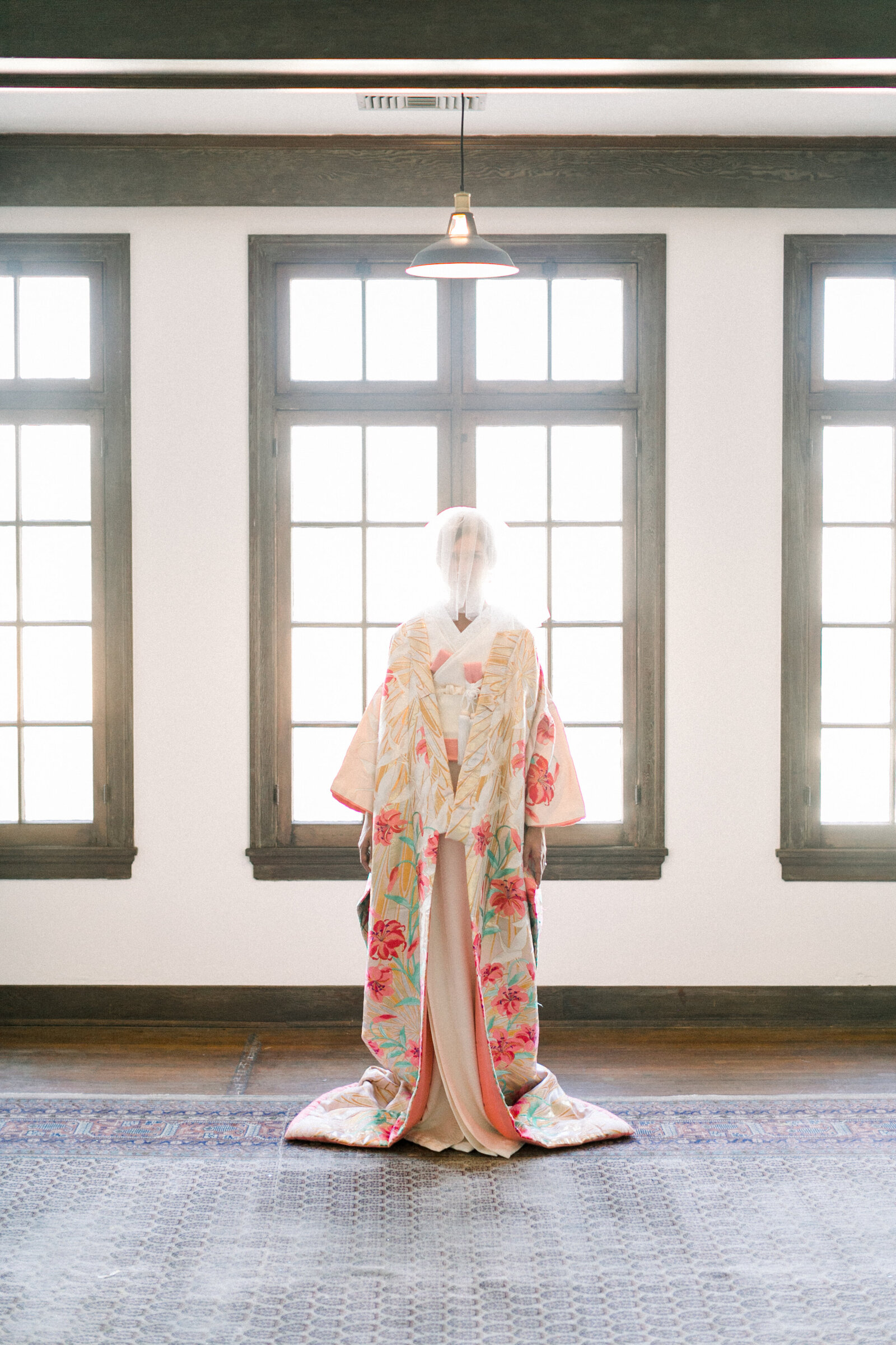 Full-length bridal portrait in pastel floral uchikake and veil at The Ebell Club Long Beach, available for kimono rental in Los Angeles wedding photography | ロサンゼルスThe Ebell Club Long Beachでパステル調の花柄打掛とベールを纏った花嫁、着物レンタル和婚フルレングスポートレート