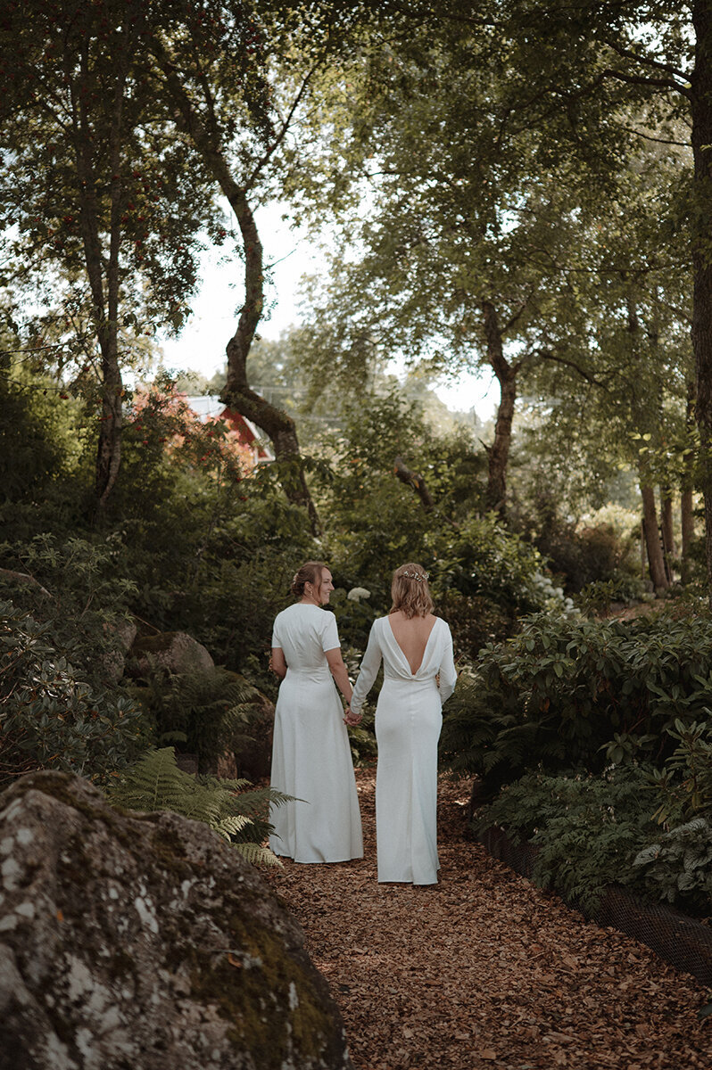 HBTQI+ bröllopspar går i en vacker skog